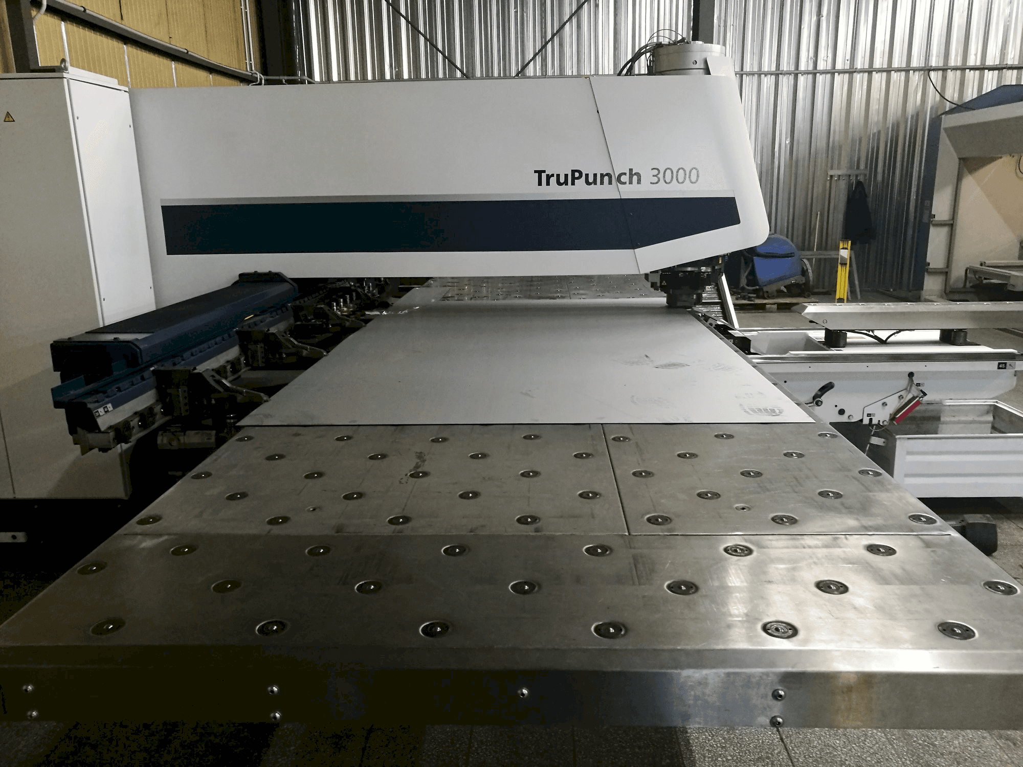 Vista laterale sinistra della macchina Trumpf TruPunch 3000