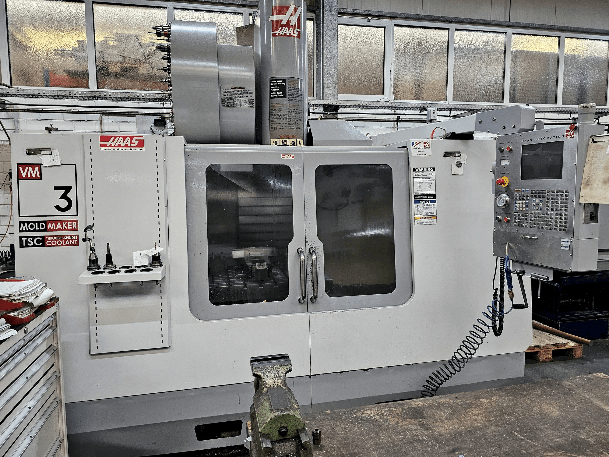 Vista frontale della macchina HAAS VM 3