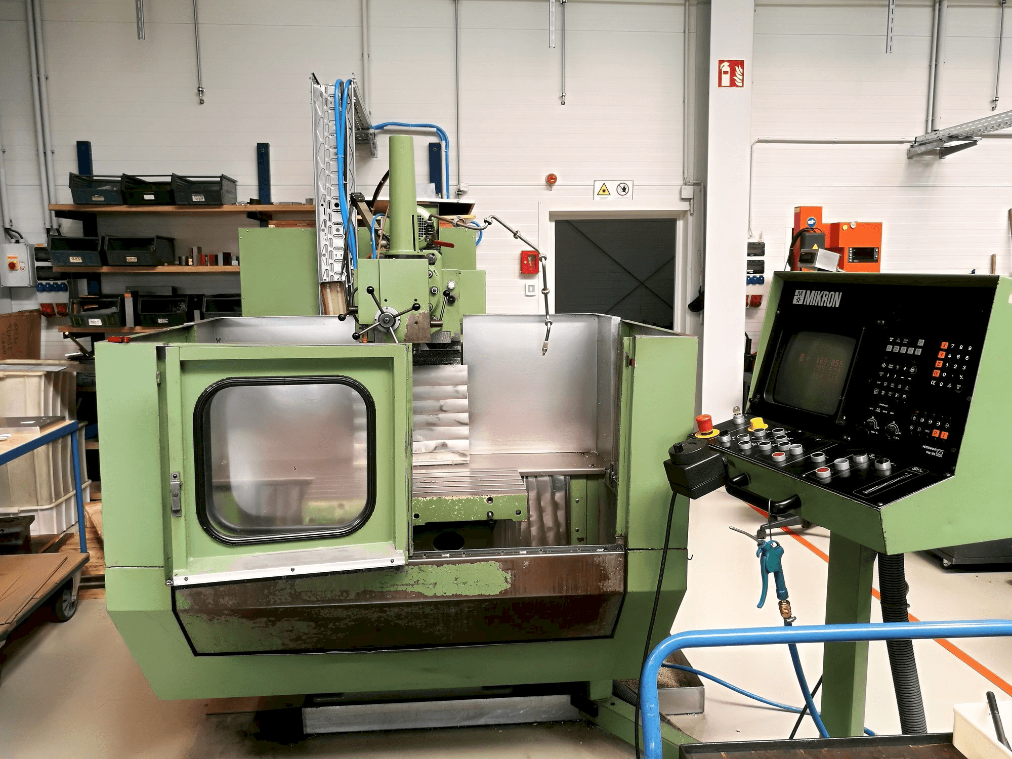 Vista frontale della macchina MIKRON WF 21 C