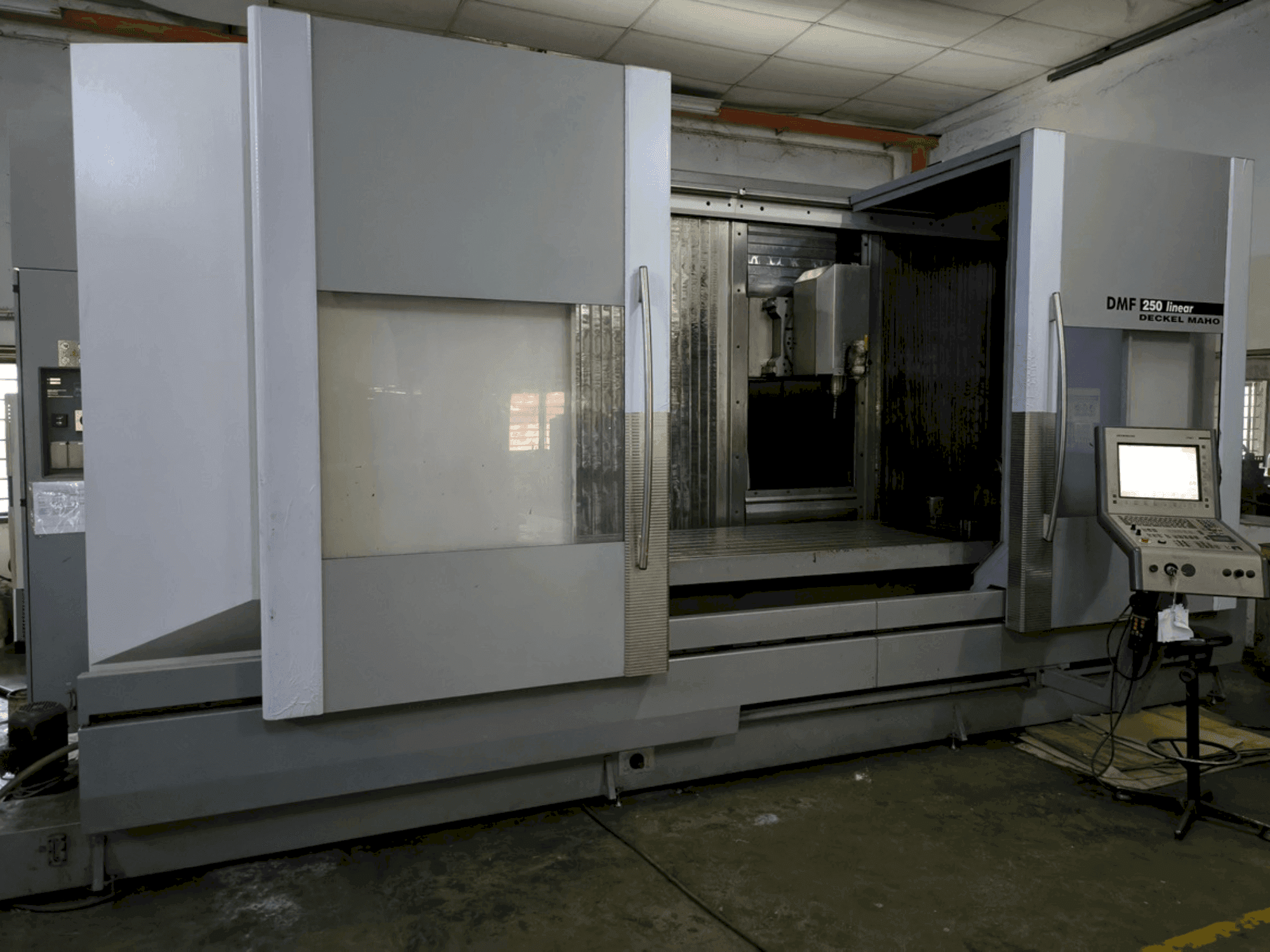 Vista frontale della macchina DECKEL MAHO DMF 250 linear