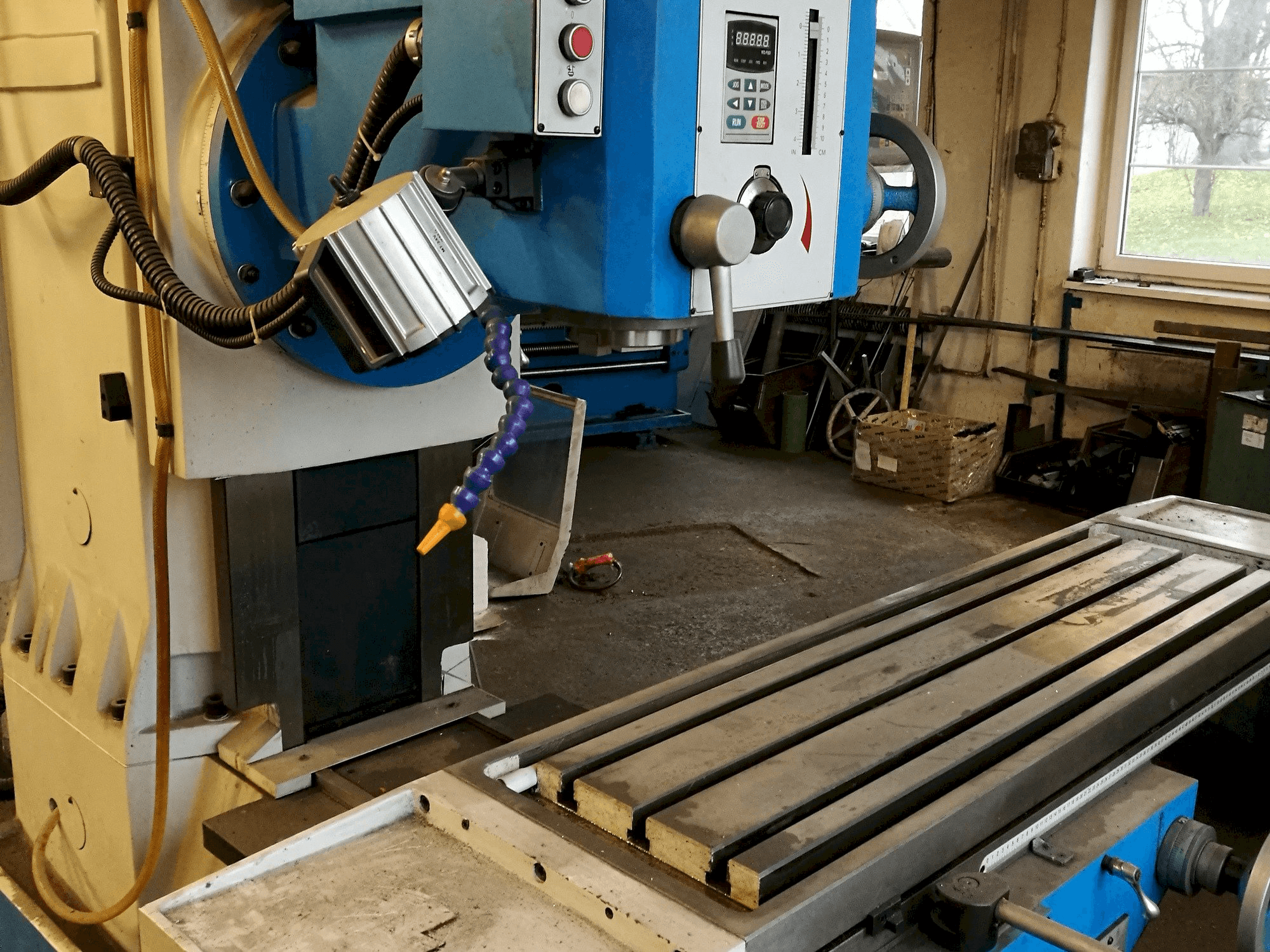 Vista frontale della macchina KNUTH KB 1400