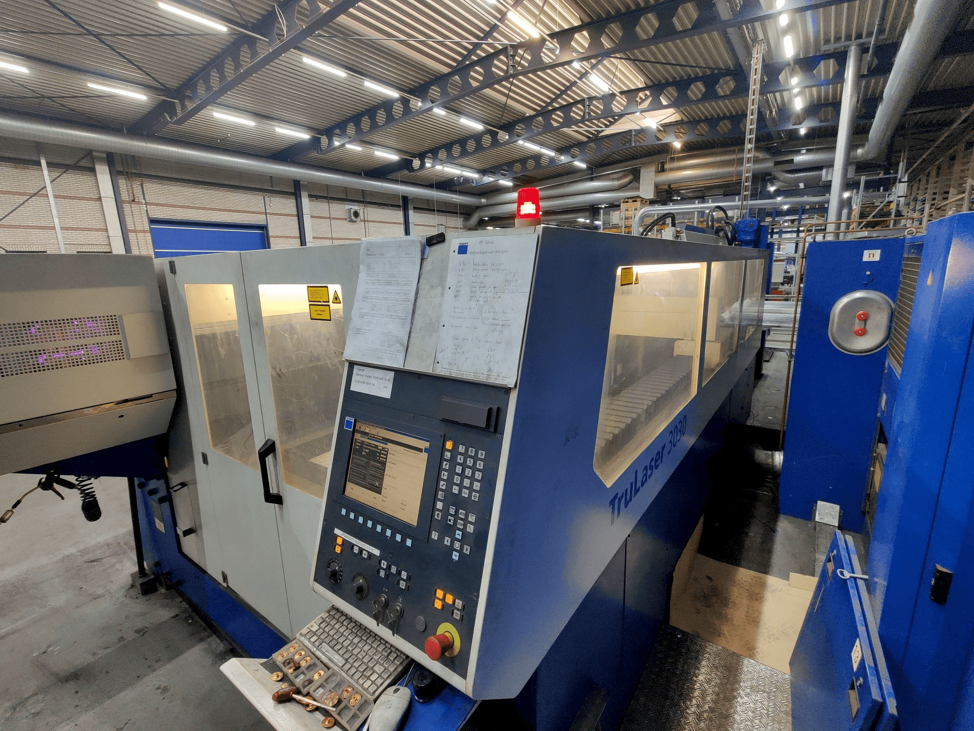 Vista frontale della macchina Trumpf TruLaser 3030