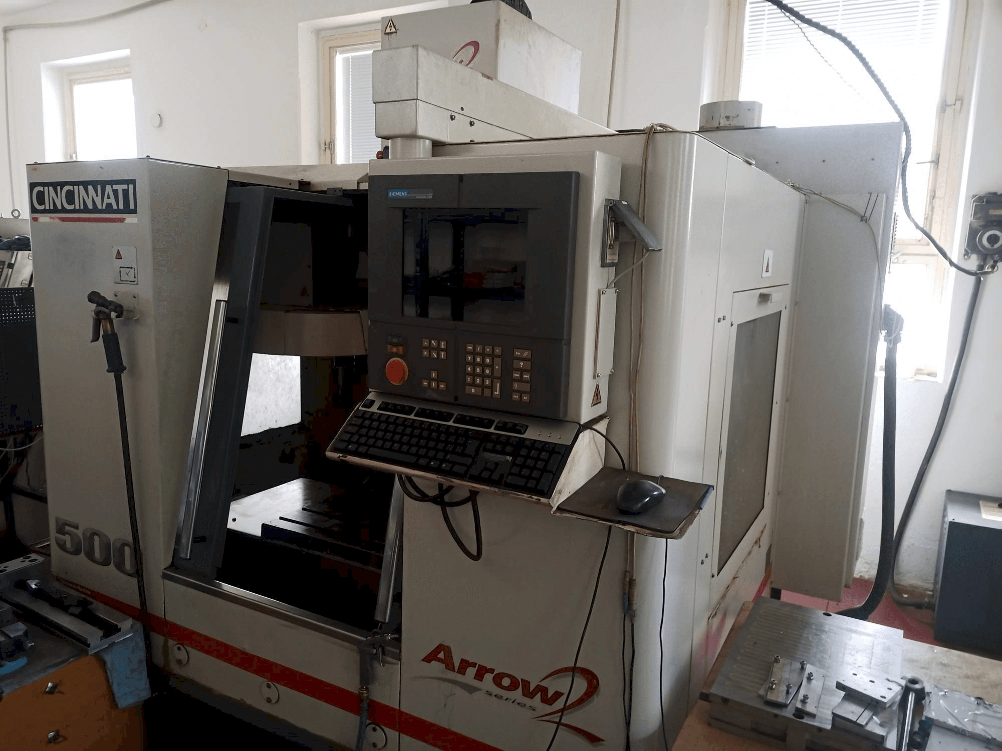 Vista frontale della macchina Cincinnati Arrow 2