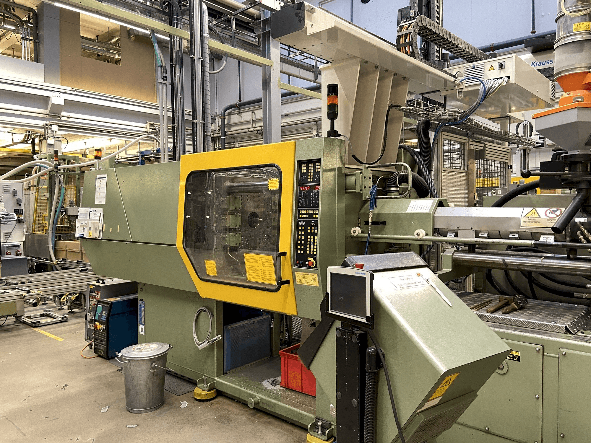 Vista frontale della macchina Netstal Synergy 1500K/460