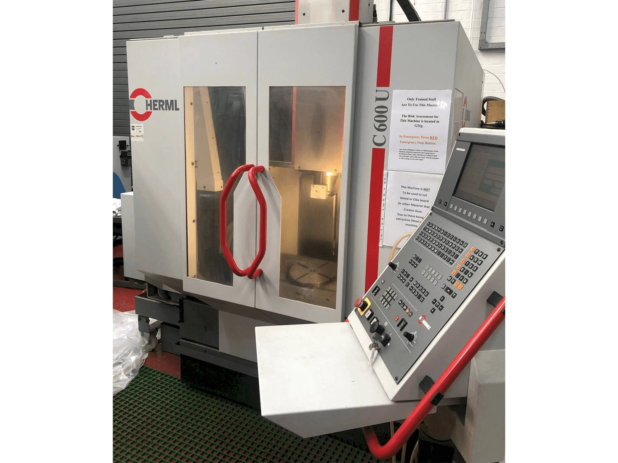 Vista frontale della macchina HERMLE B 600 U