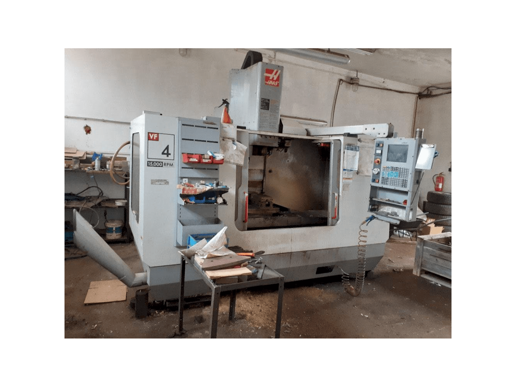 Vista frontale della macchina HAAS VF-4 DHE