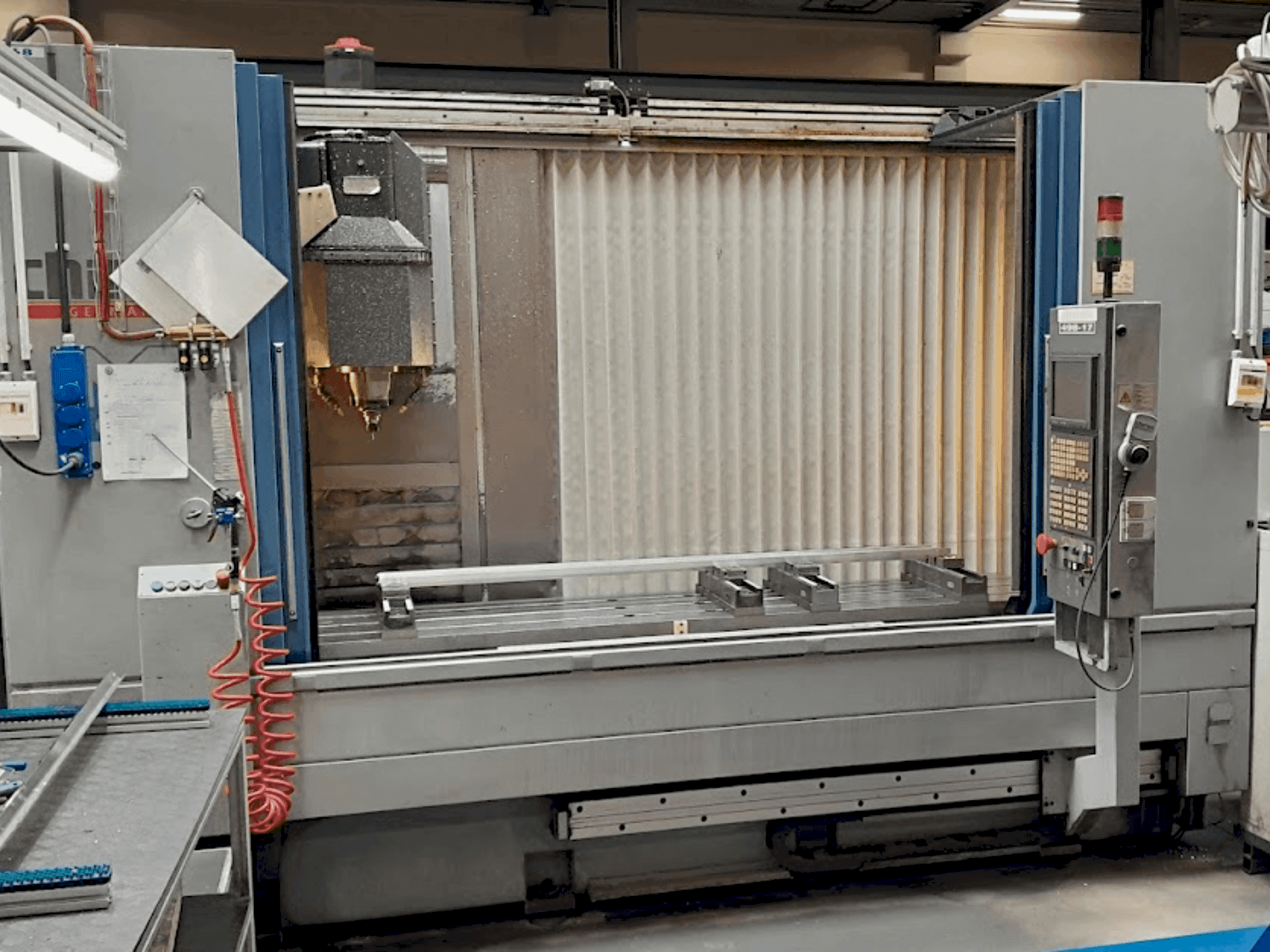 Vista frontale della macchina CHIRON MILL 2000