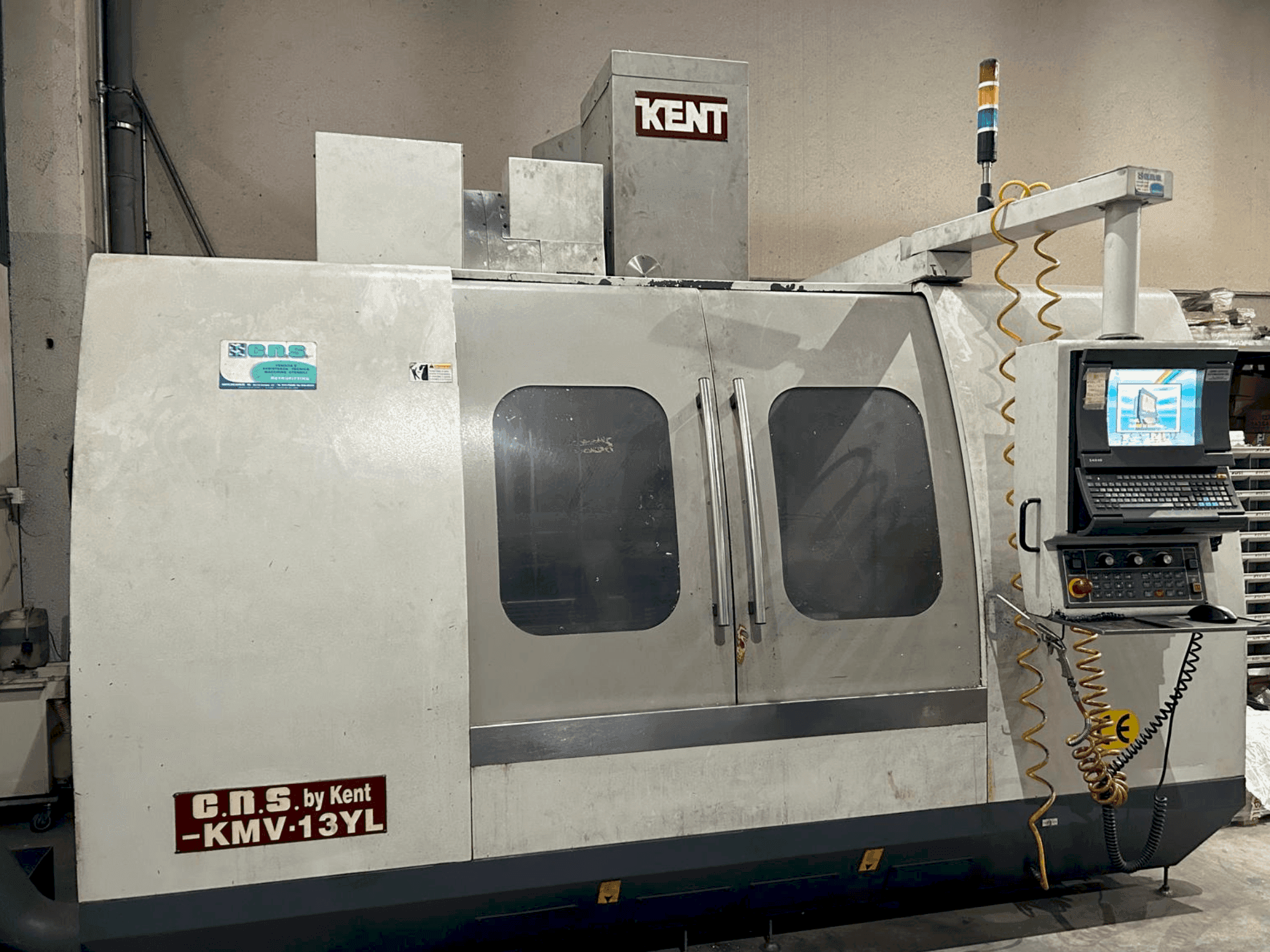 Vista frontale della macchina Kent KMV 13 YL