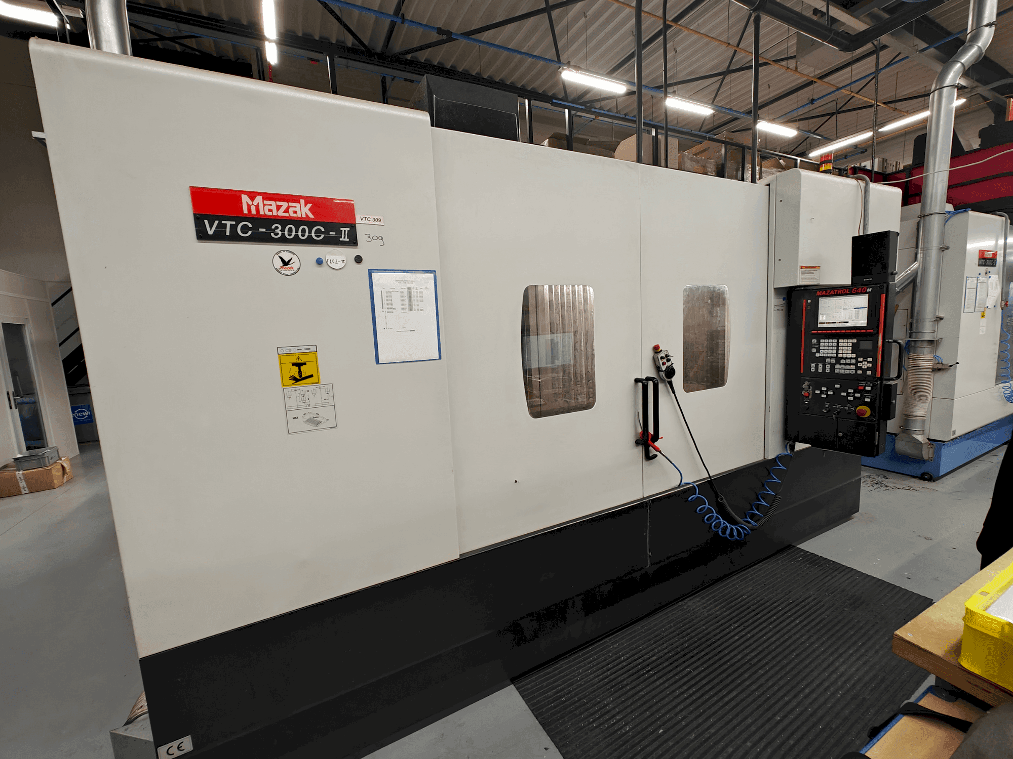 Vista frontale della macchina Mazak VTC-300C