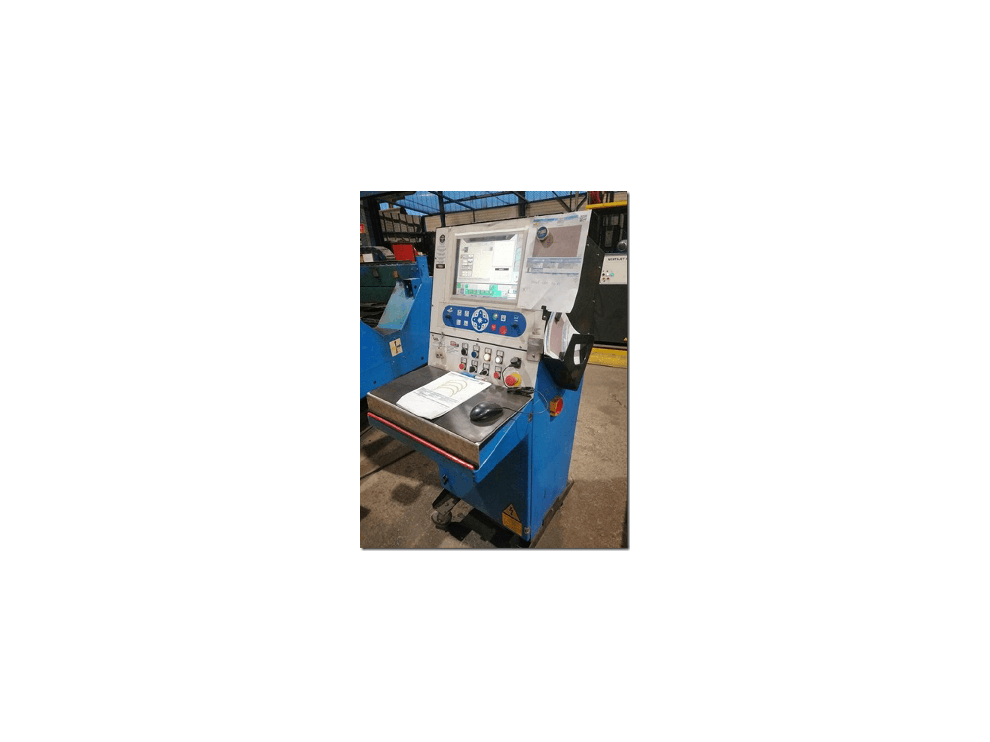 Pannello di controllo di una macchina industriale con schermo, pulsanti e mouse, visto frontalmente. Corpo blu con marcature di sicurezza.