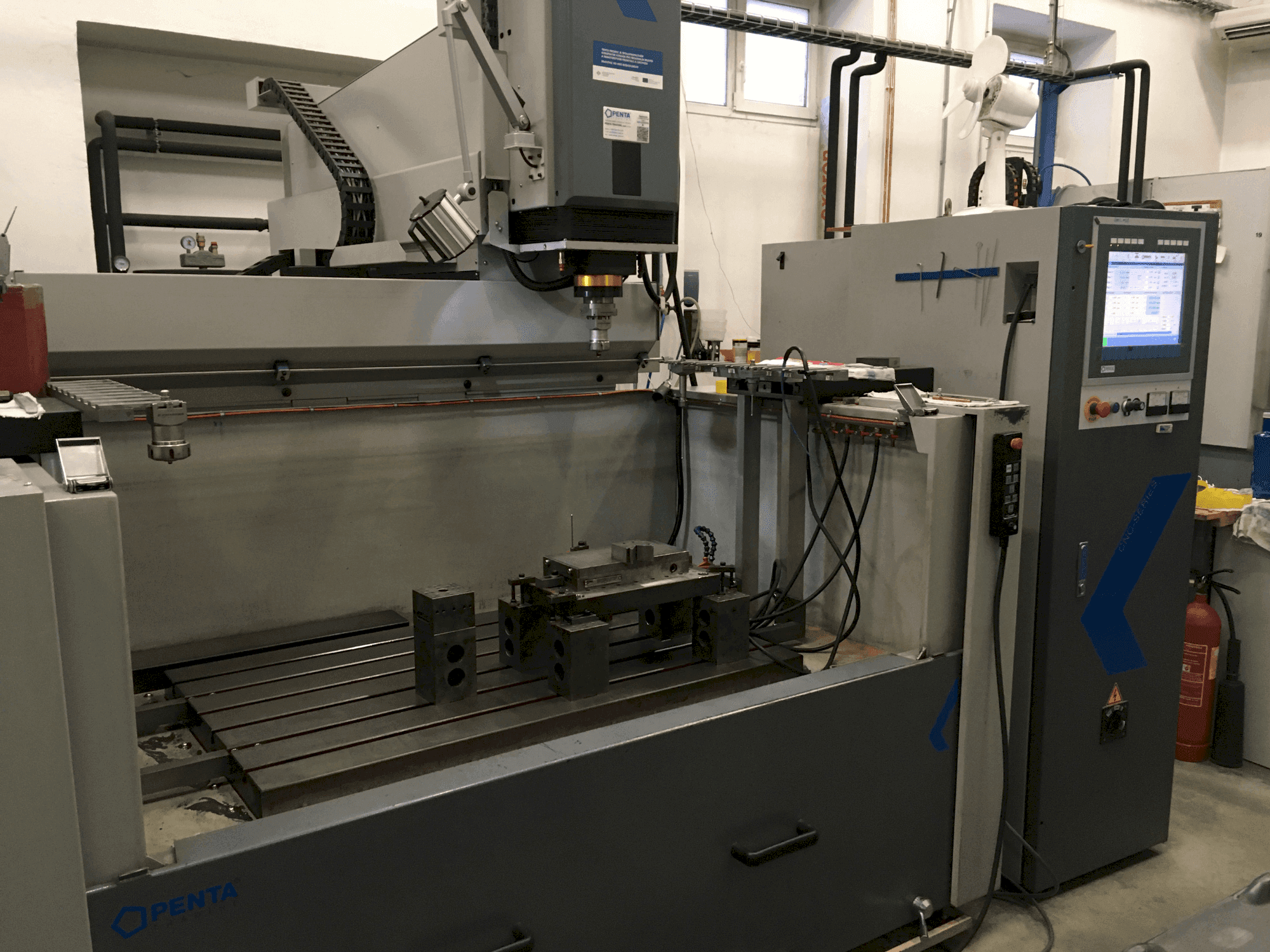 Vista frontale della macchina PENTA 1060 CNC