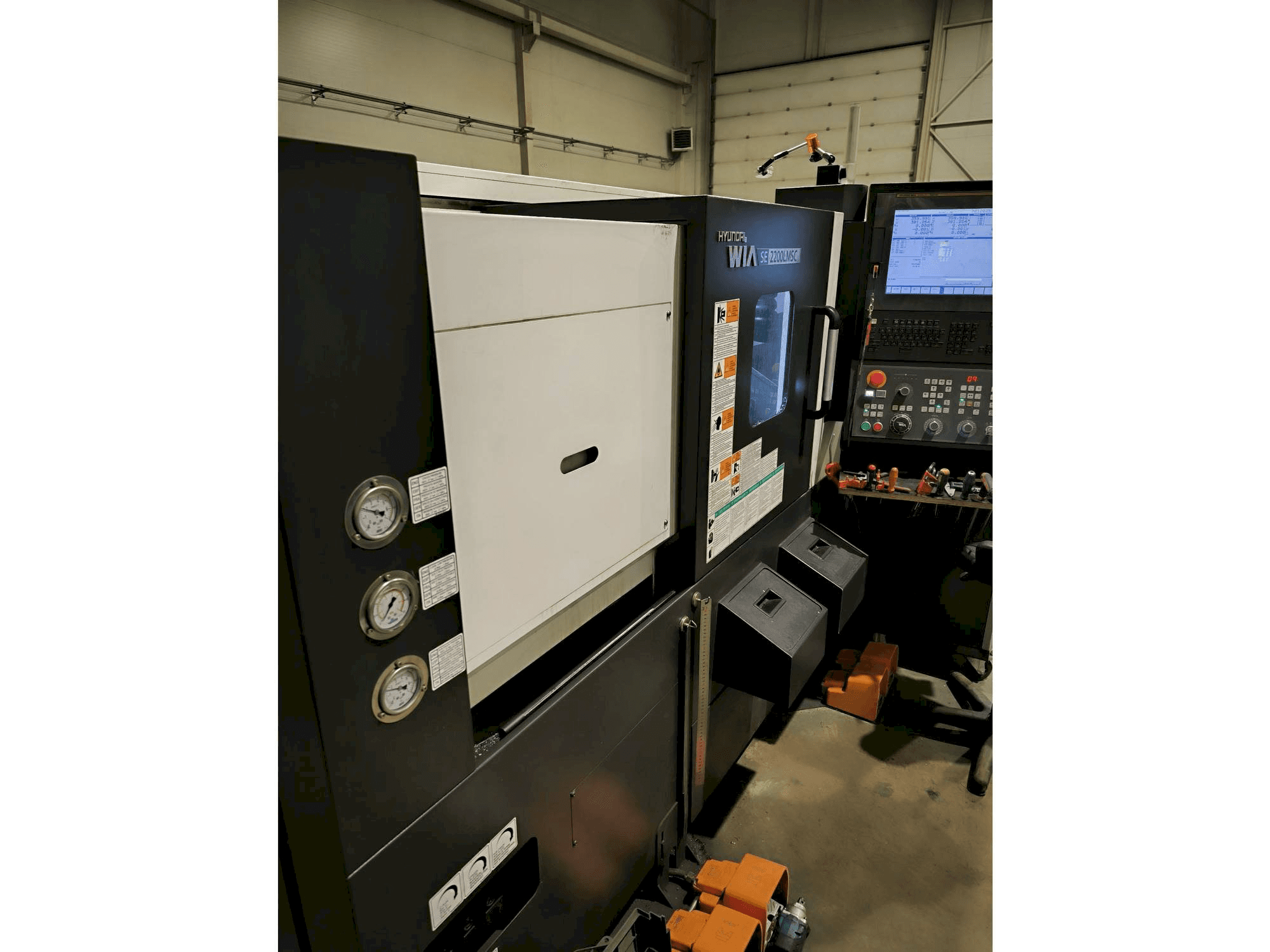 Vista frontale della macchina Hyundai Wia SE2200LMSC