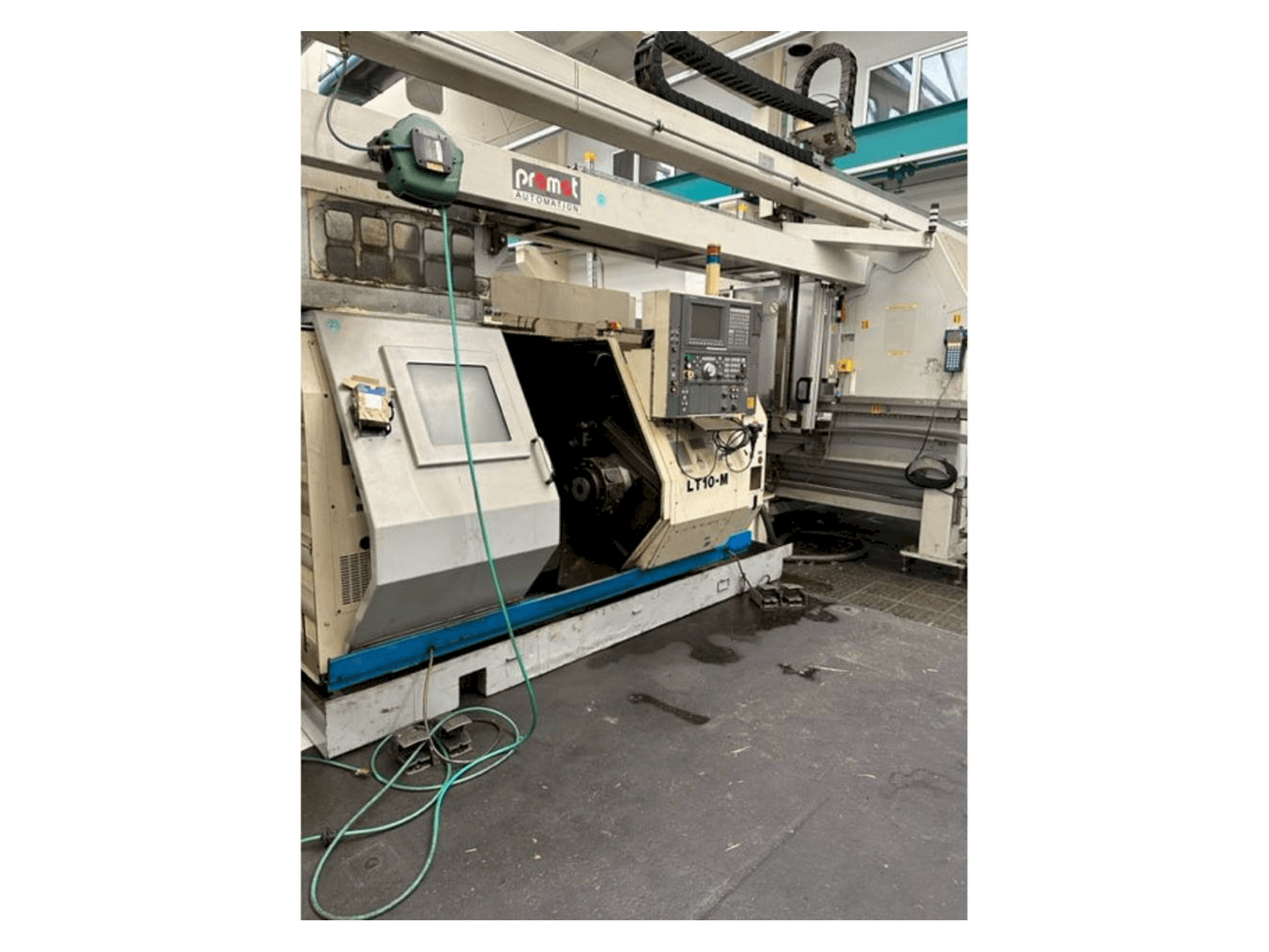 Vista frontale della macchina Okuma LT10