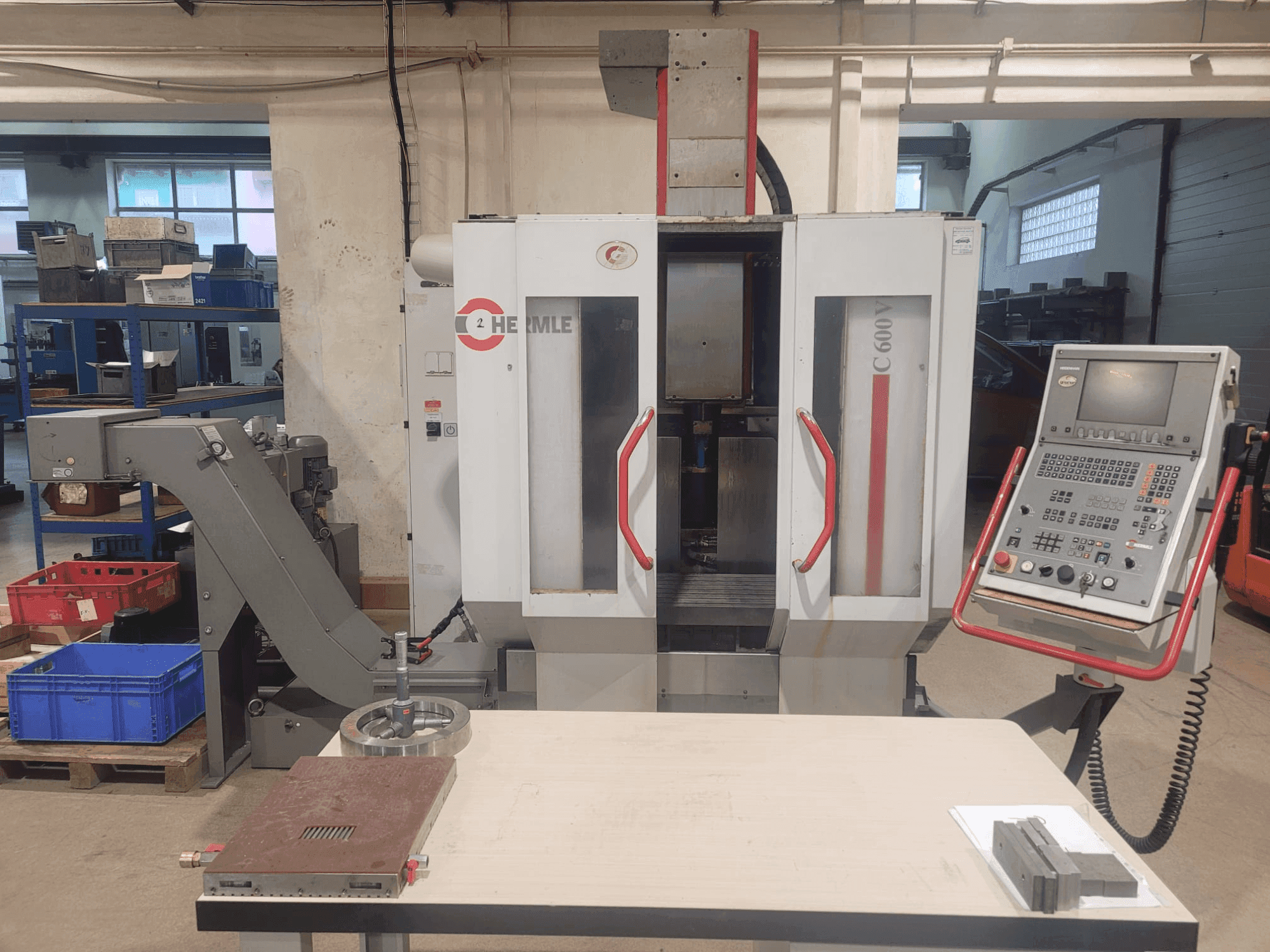 Vista frontale della macchina HERMLE C 600 V