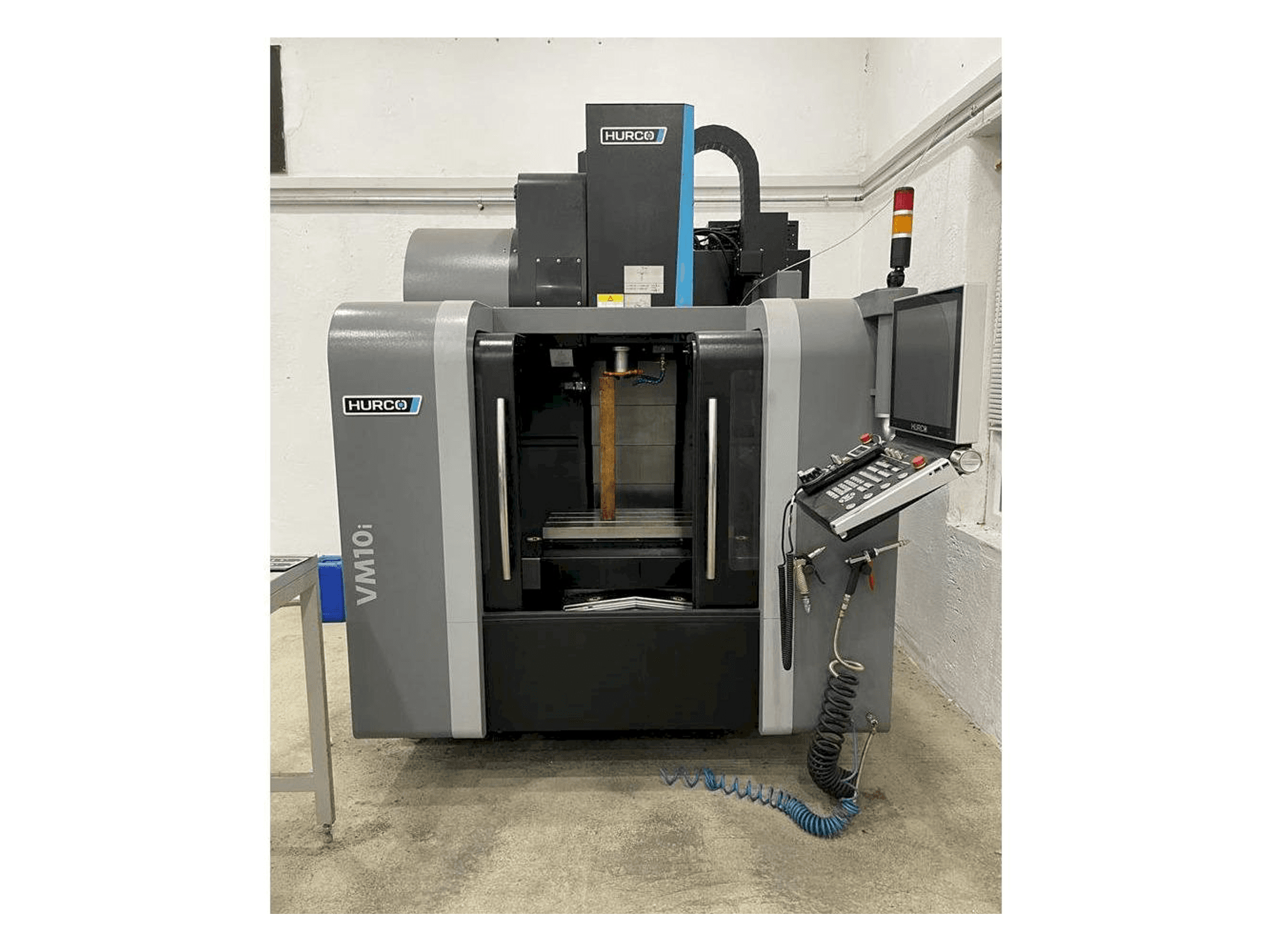 Vista frontale della macchina Hurco VM 10 i