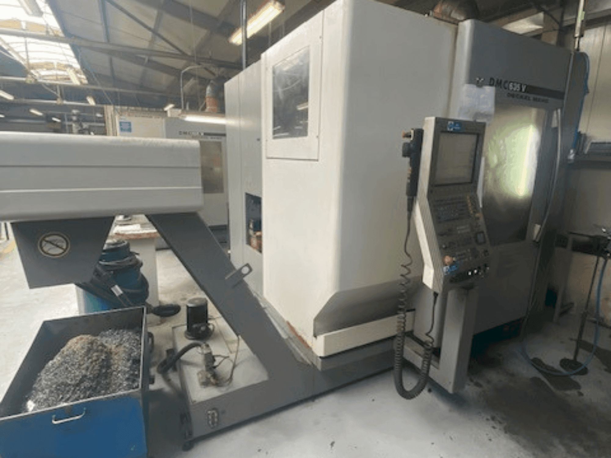 Vista frontale della macchina DMG DECKEL MAHO DMC 635V