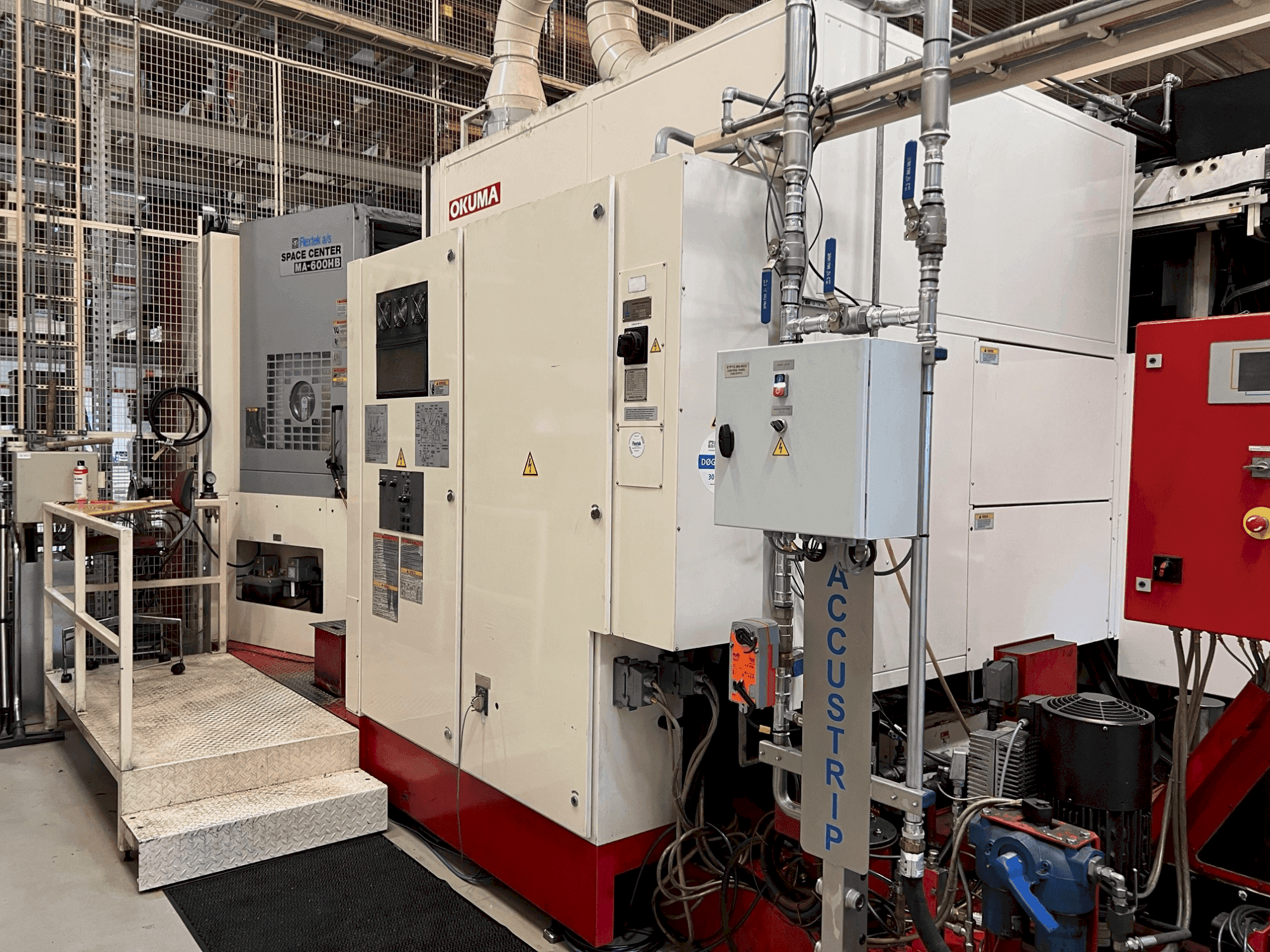Vista frontale della macchina Okuma MA-600HB
