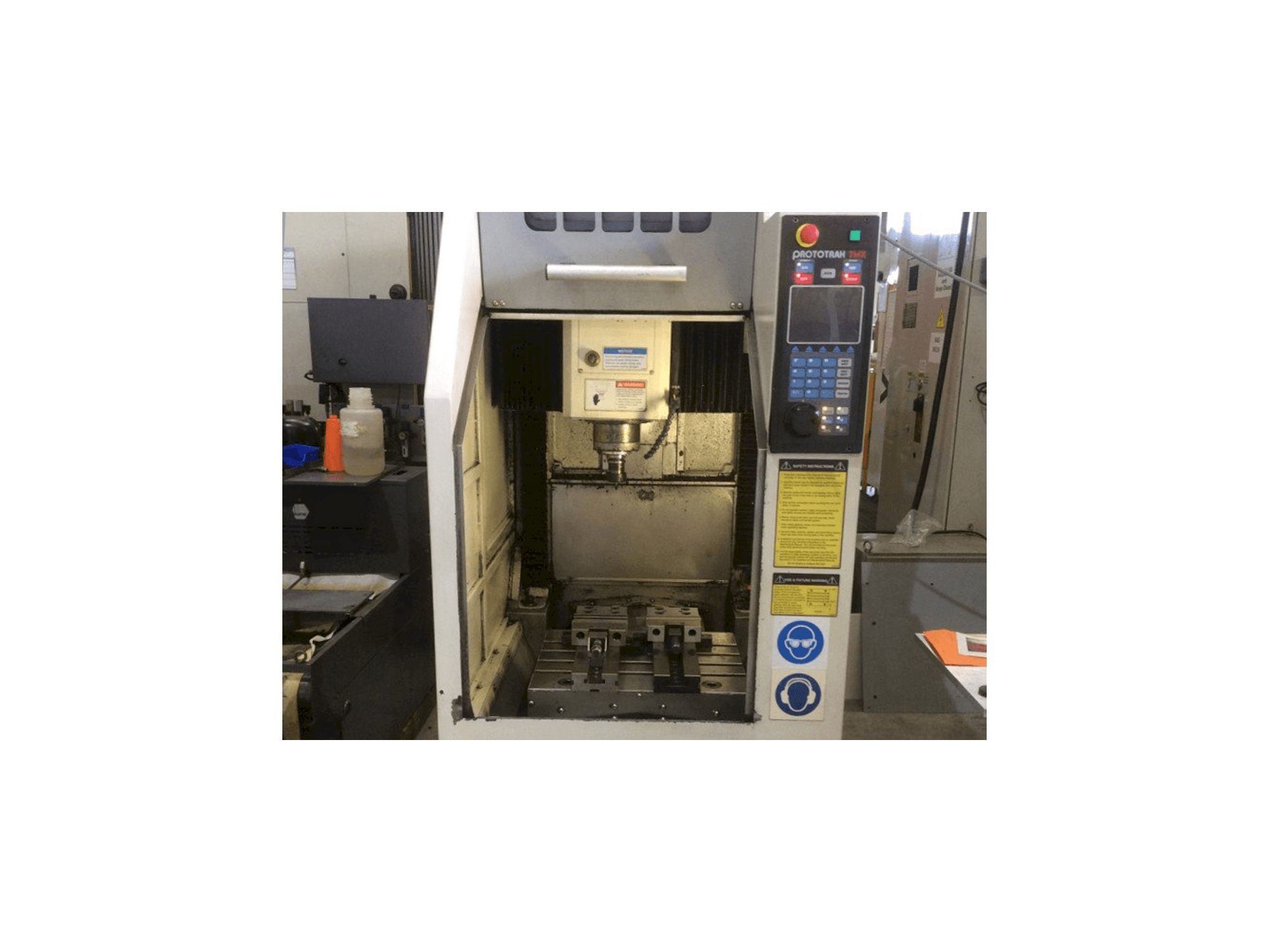 Vista frontale della macchina XYZ 2-OP