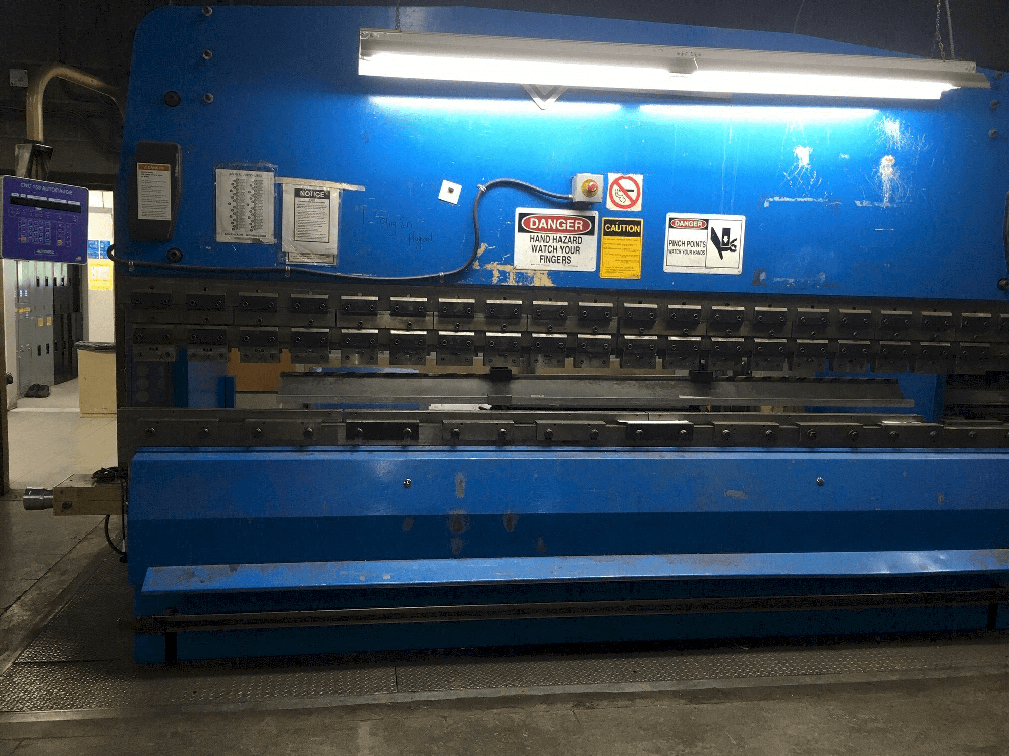 Vista frontale della macchina PROMECAM 204