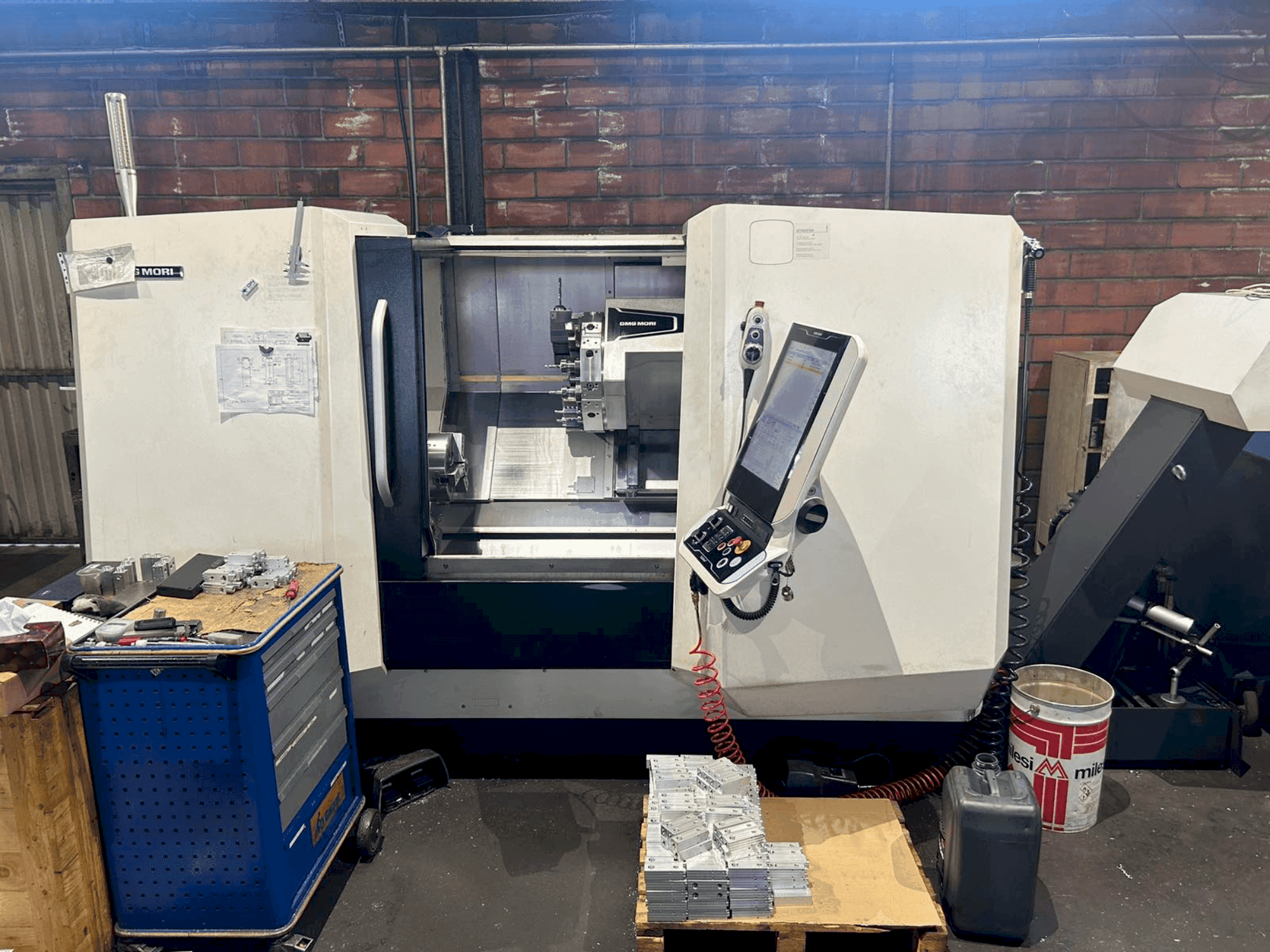 Vista laterale destra della macchina DMG MORI CLX 450 V4