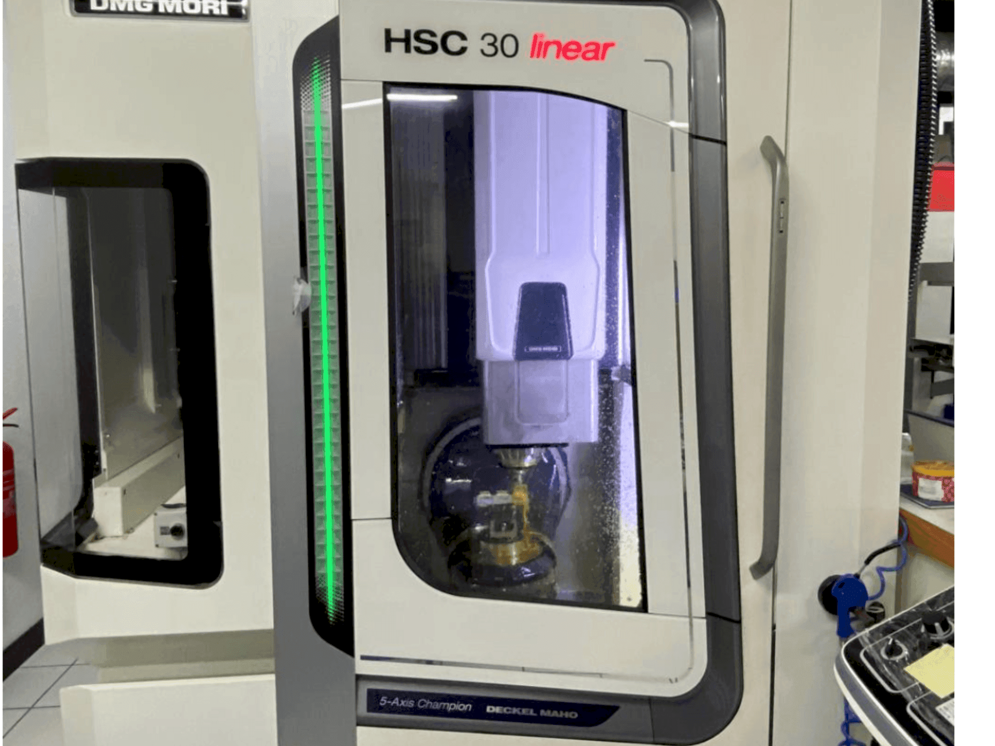 Vista frontale della macchina DMG MORI HSC 30 linear