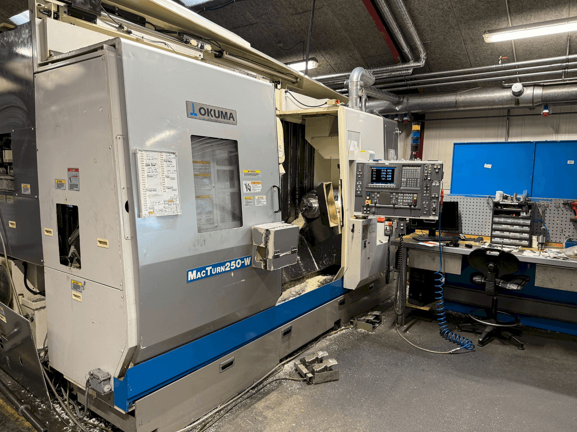 Vista frontale della macchina Okuma MacTurn 250-W