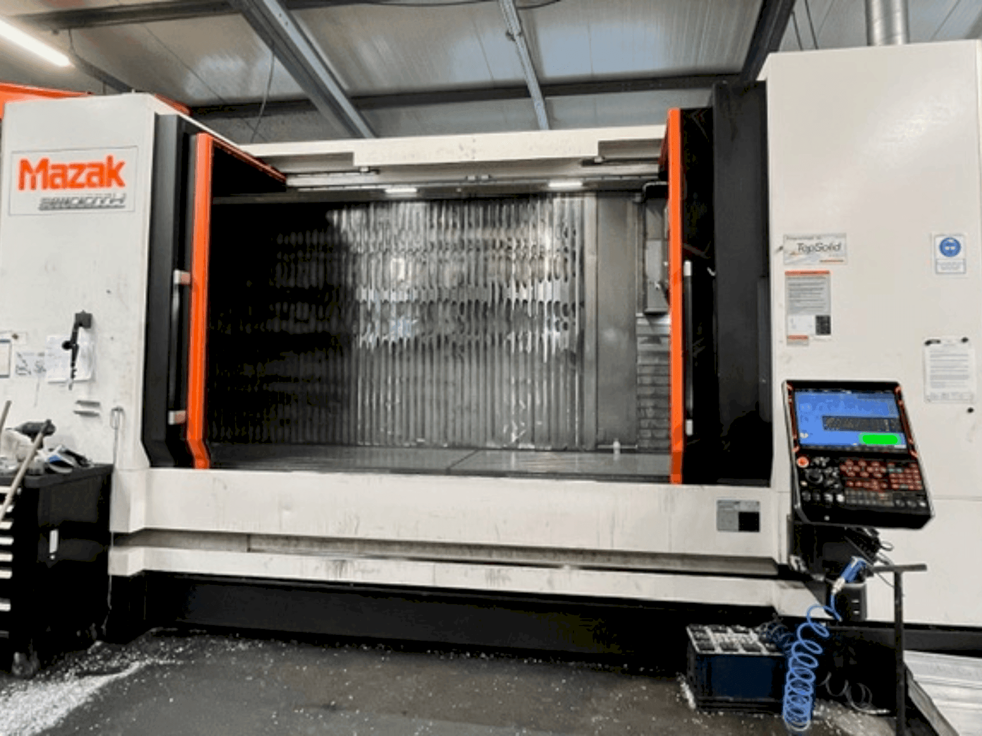 Vista frontale della macchina Mazak VTC 800