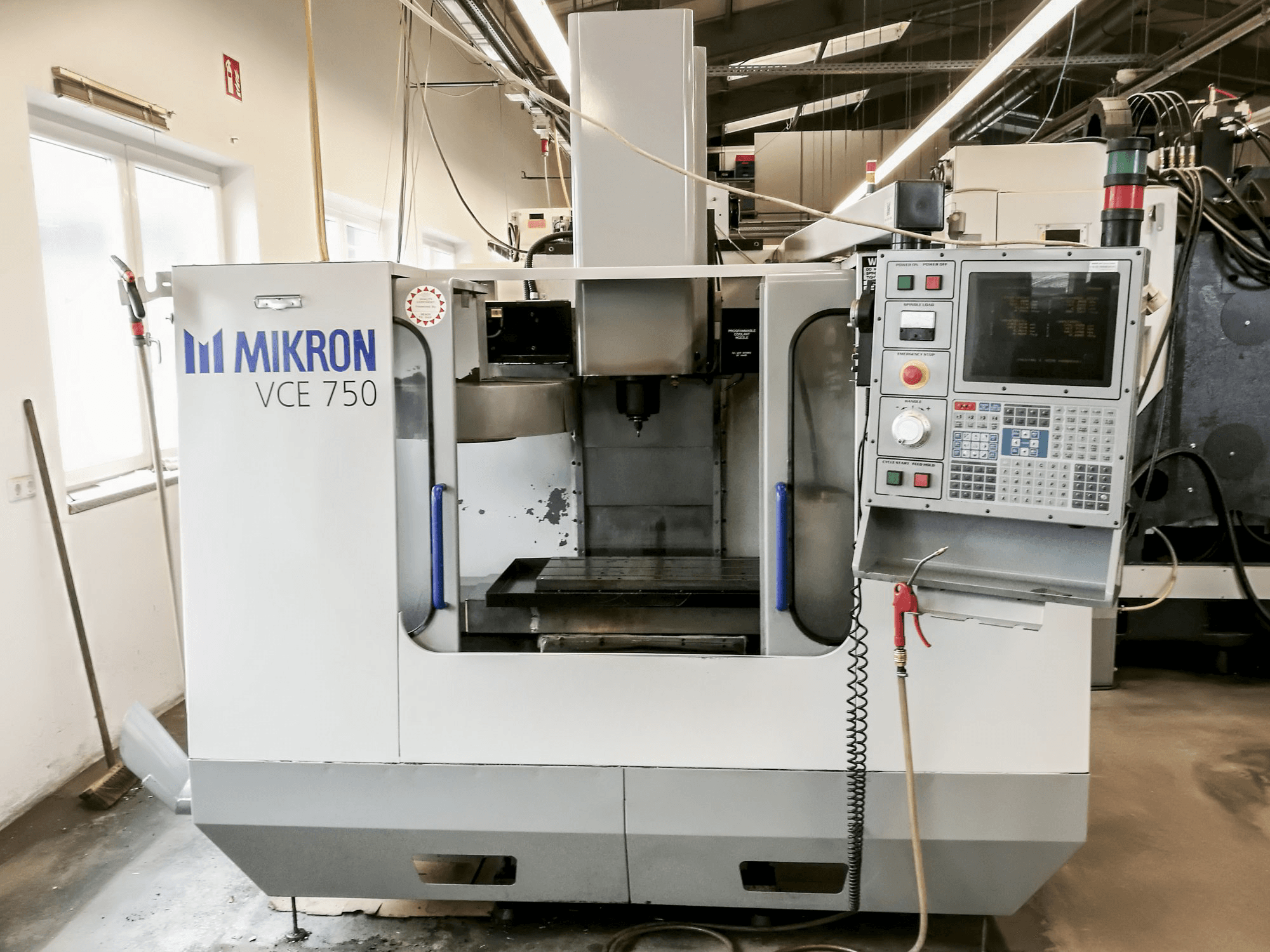 Vista frontale della macchina HAAS VCE 750