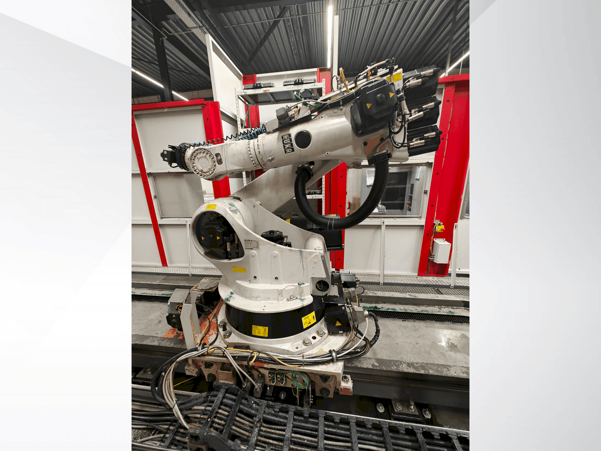 Vista frontale della macchina KUKA KR 270-2