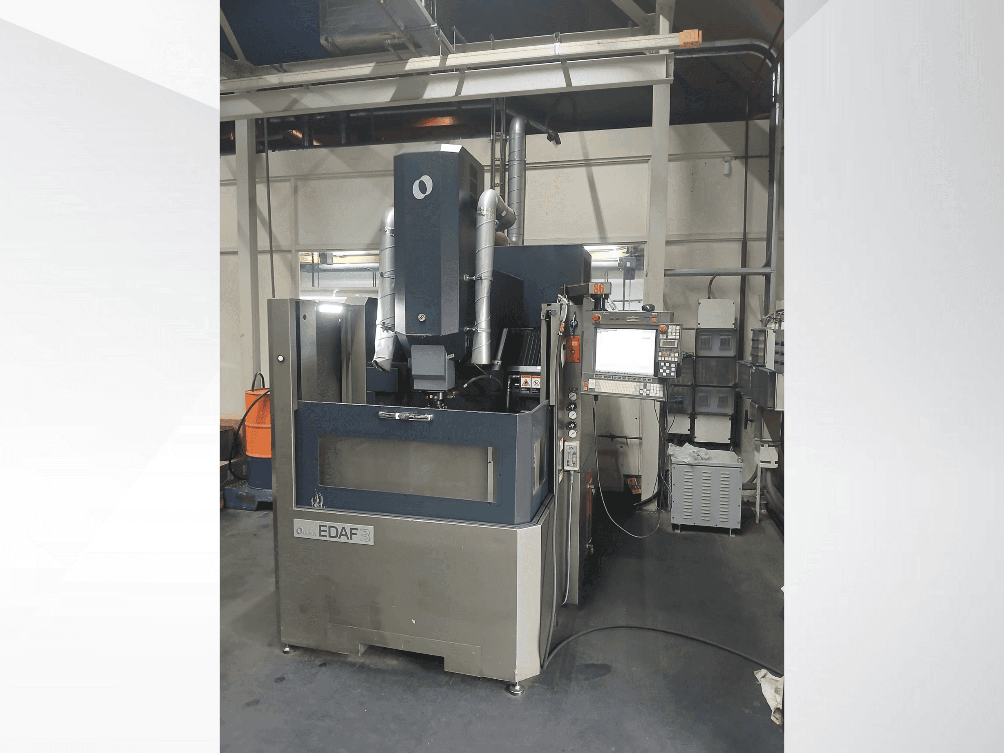 Vista frontale della macchina Makino EDAF3