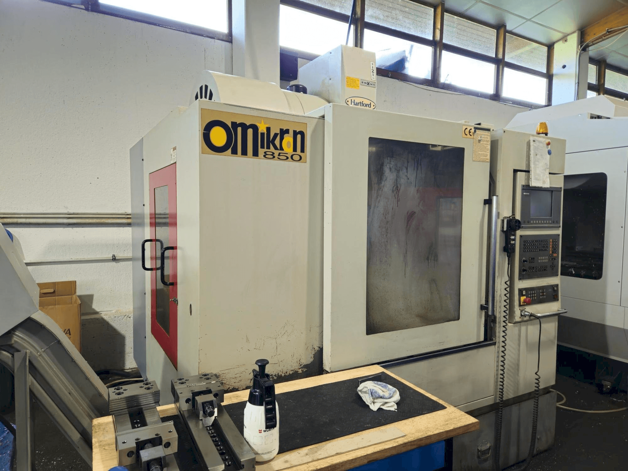 Vista frontale della macchina Hartford VMC 850AP