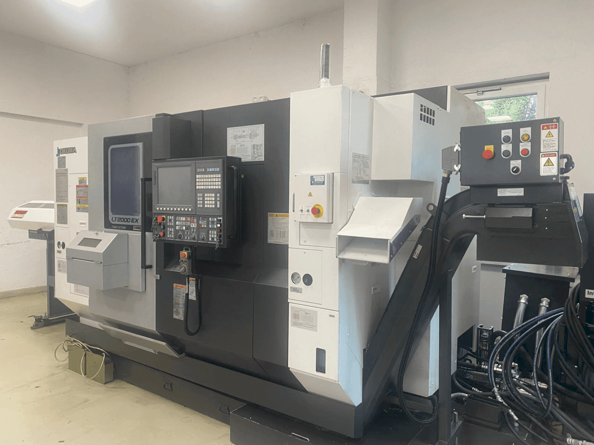 Vista frontale della macchina Okuma LT2000-2T1MY