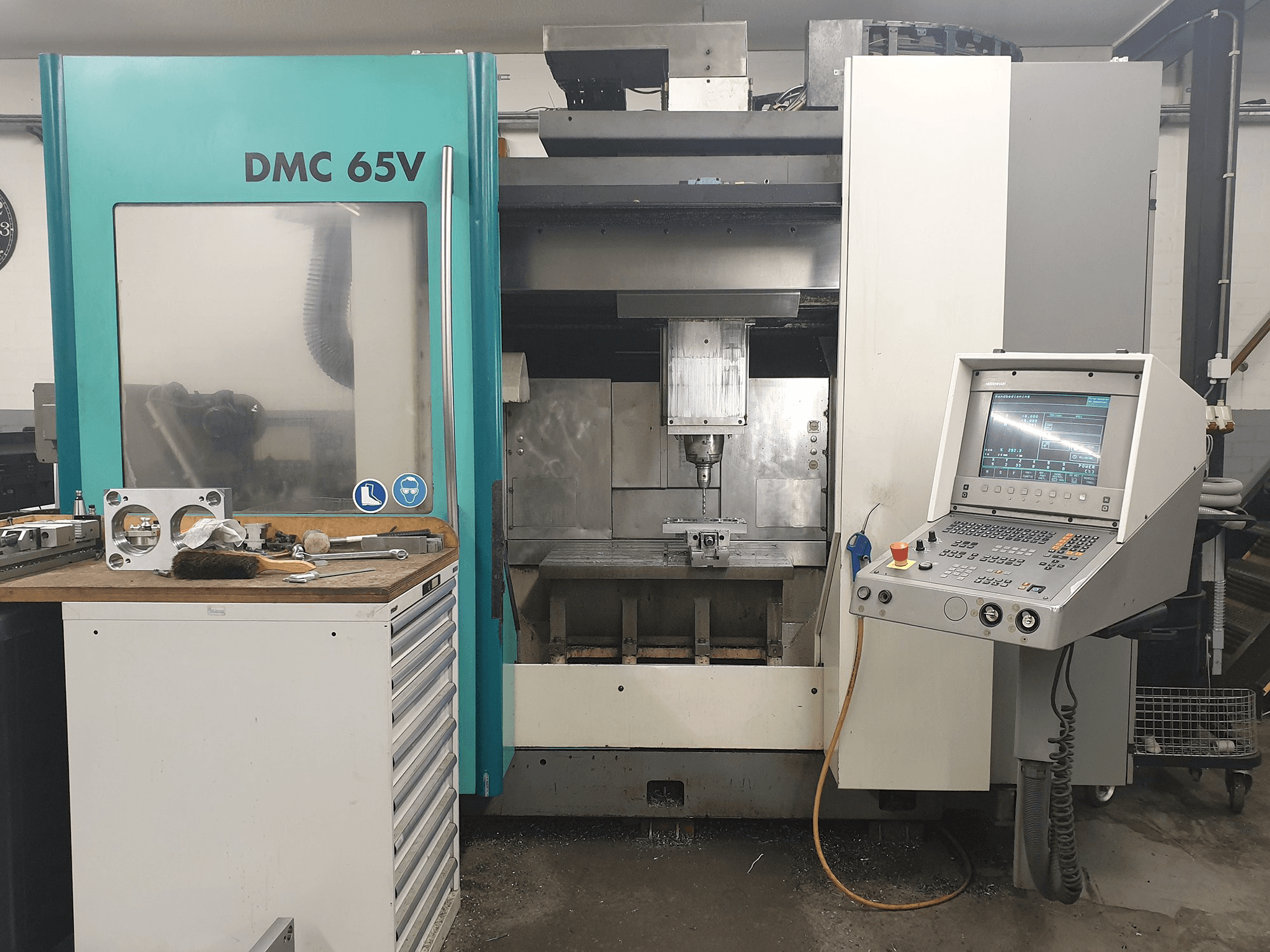 Vista frontale della macchina DECKEL MAHO DMC 65V
