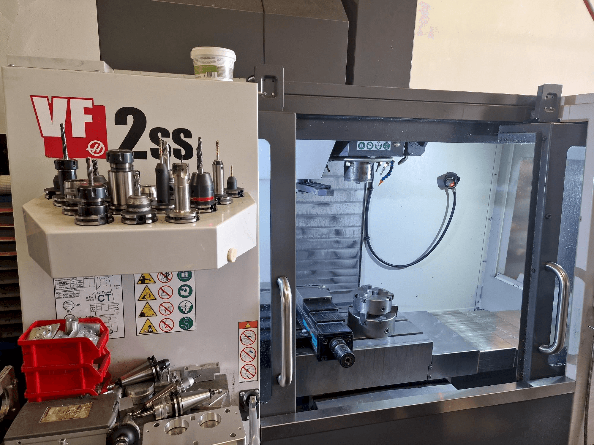 Vista frontale della macchina HAAS VF-2SS