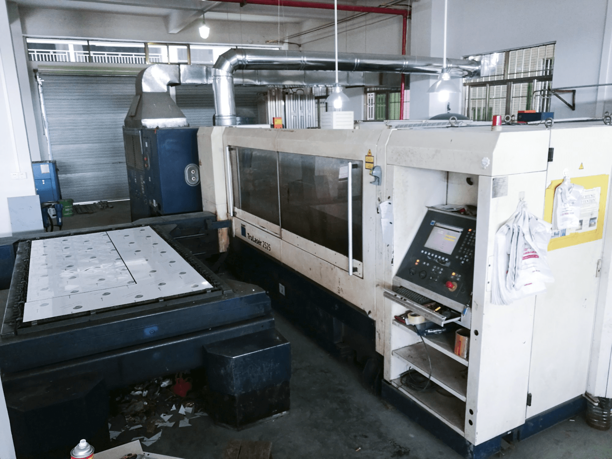 Vista lato destro della macchina Trumpf TruLaser 2525