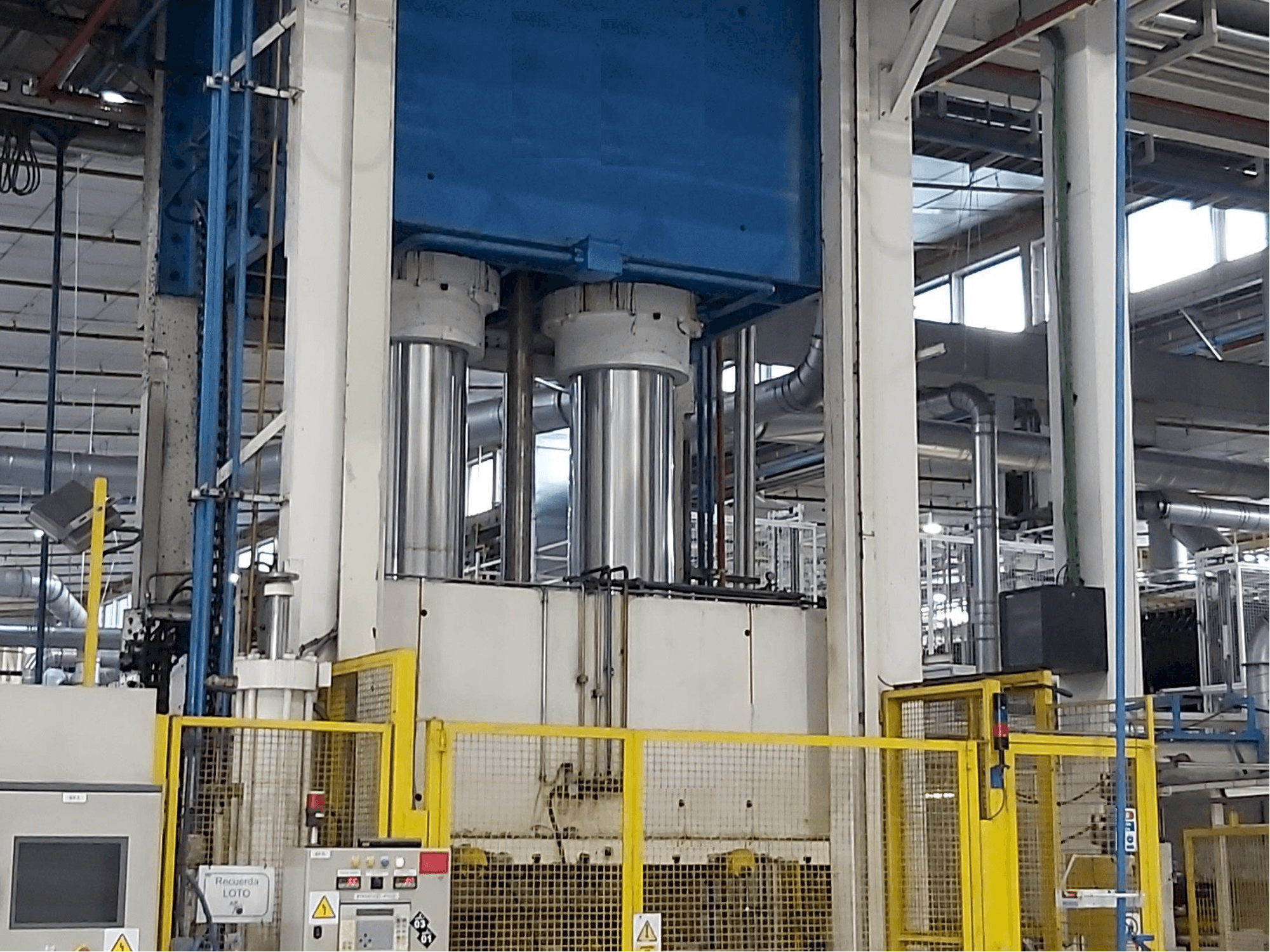 Vista frontale della macchina Pinette 1500 Ton