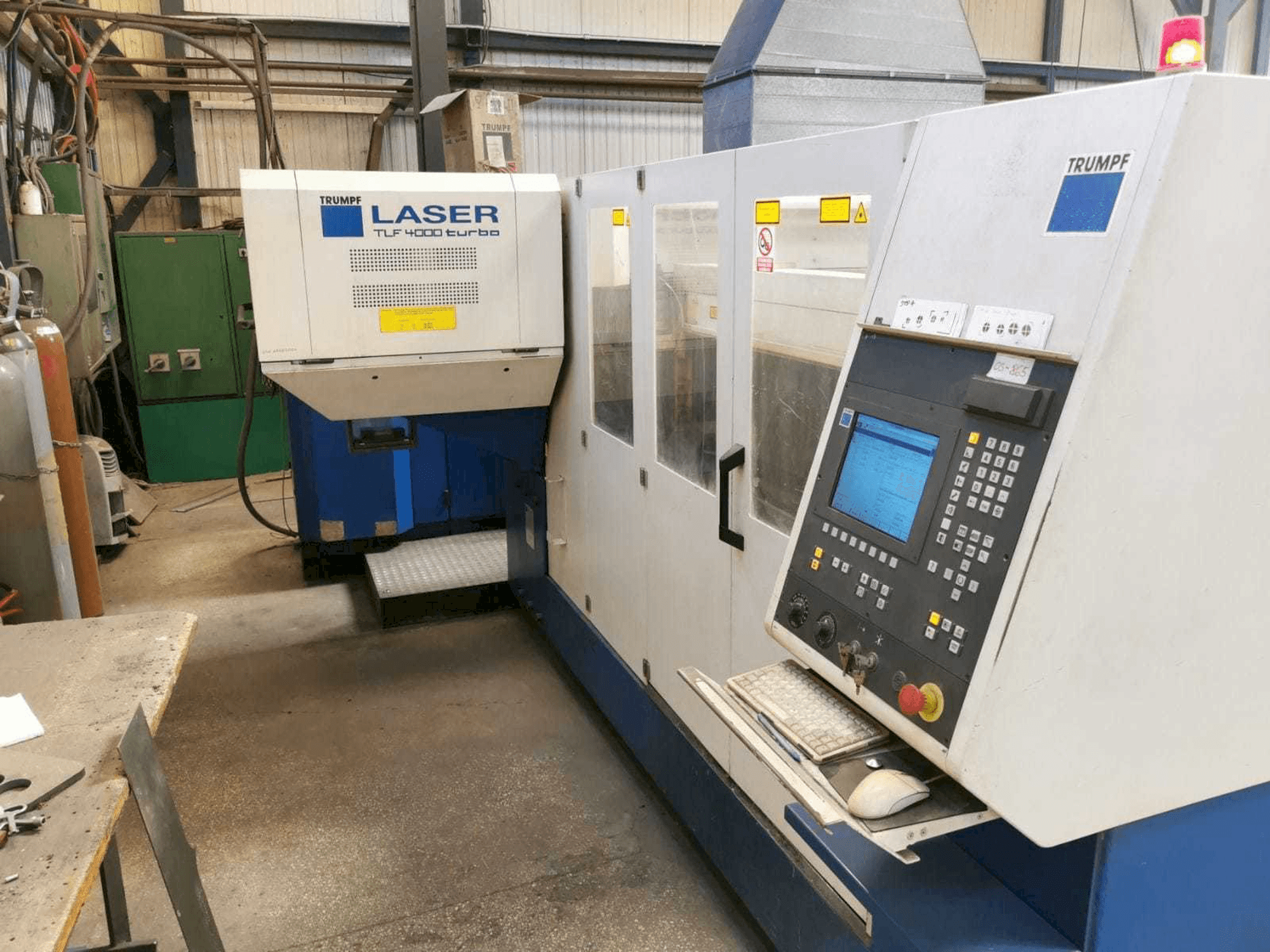Vista frontale della macchina Trumpf L4030