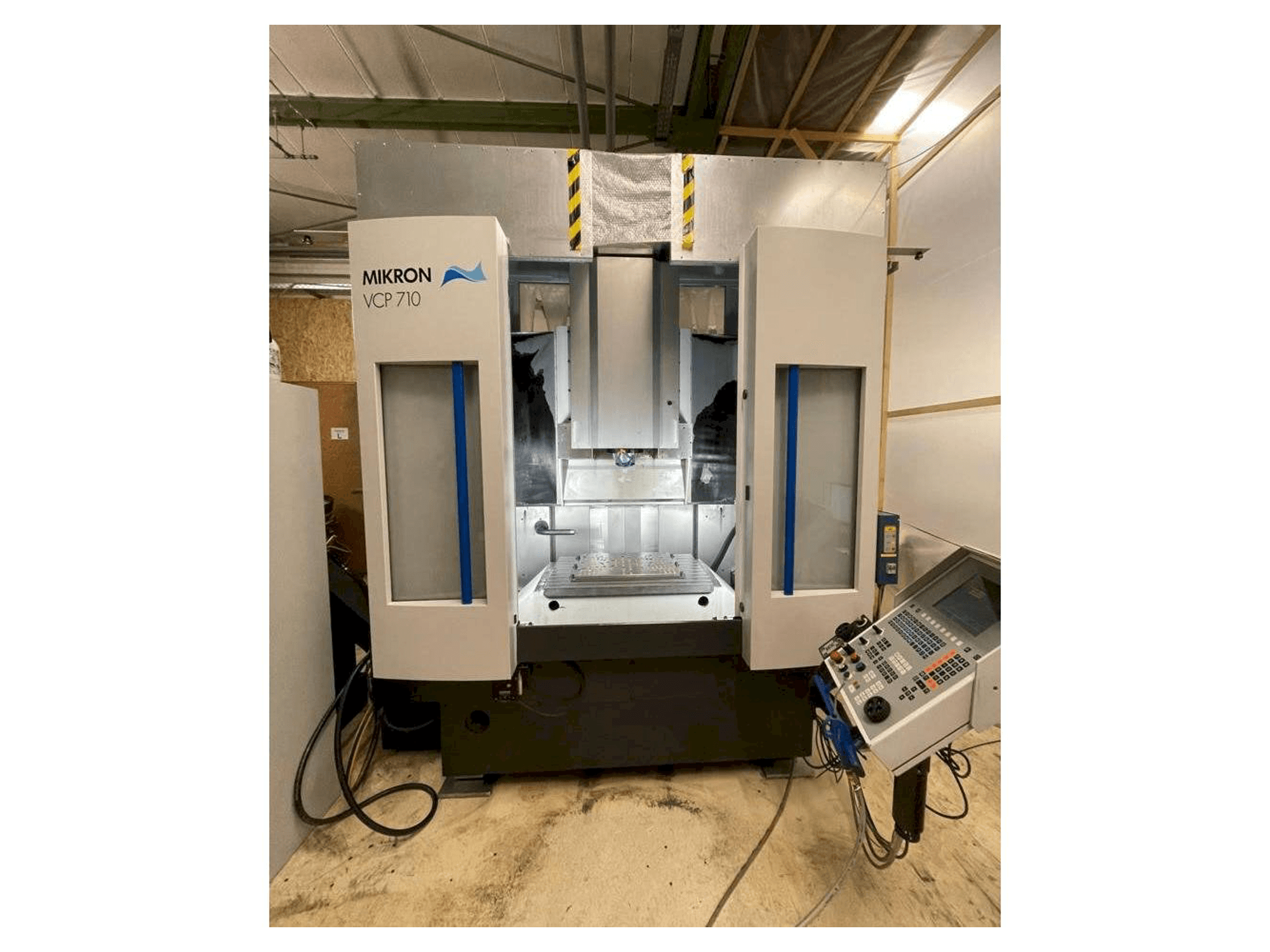 Vista frontale della macchina MIKRON VCP 710