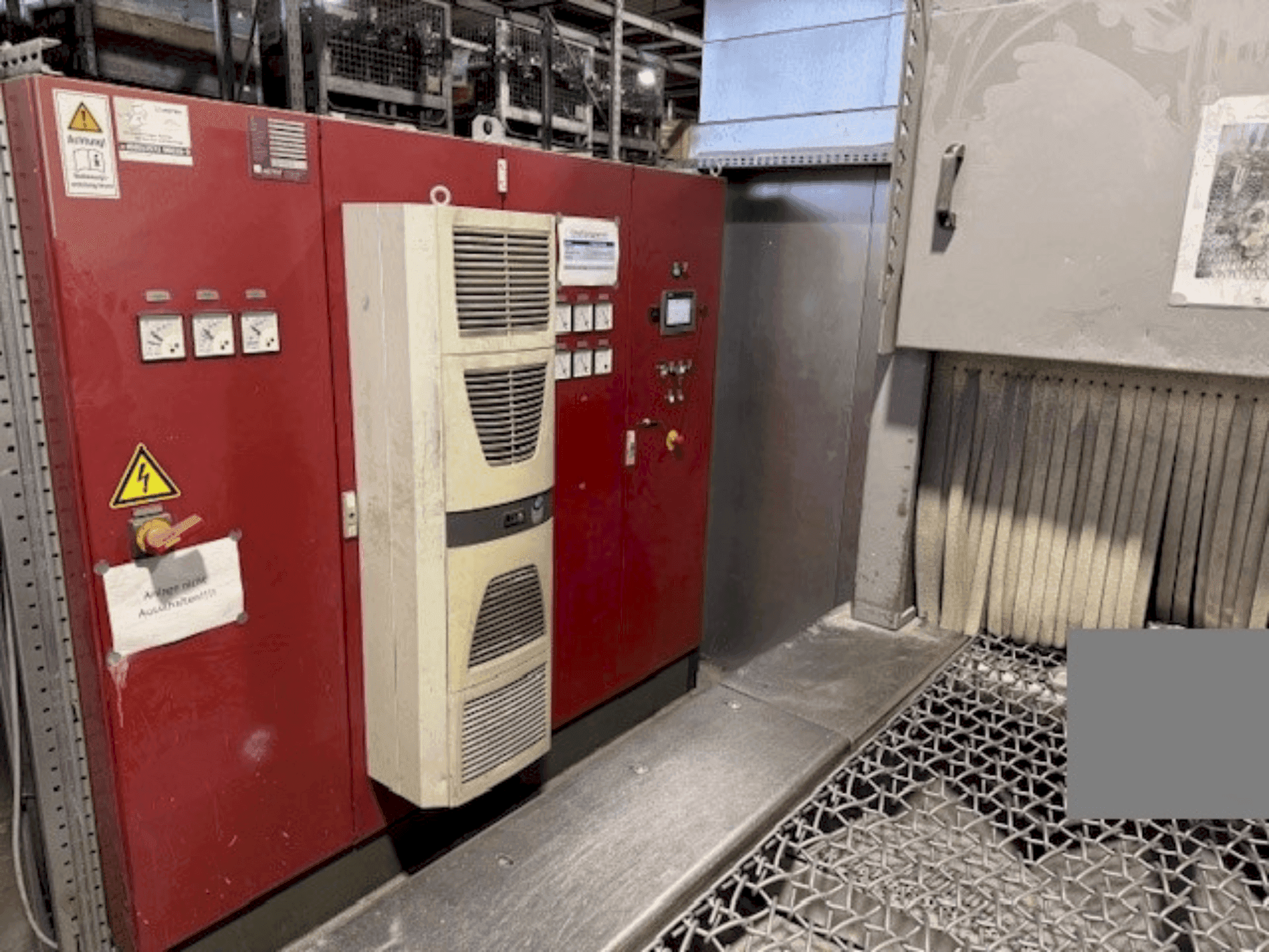 Vista frontale della macchina AGTOS blasting system