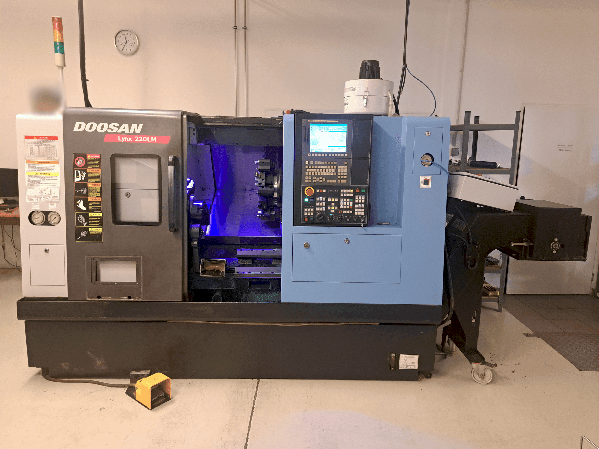 Vista frontale della macchina DOOSAN LYNX 220LMA