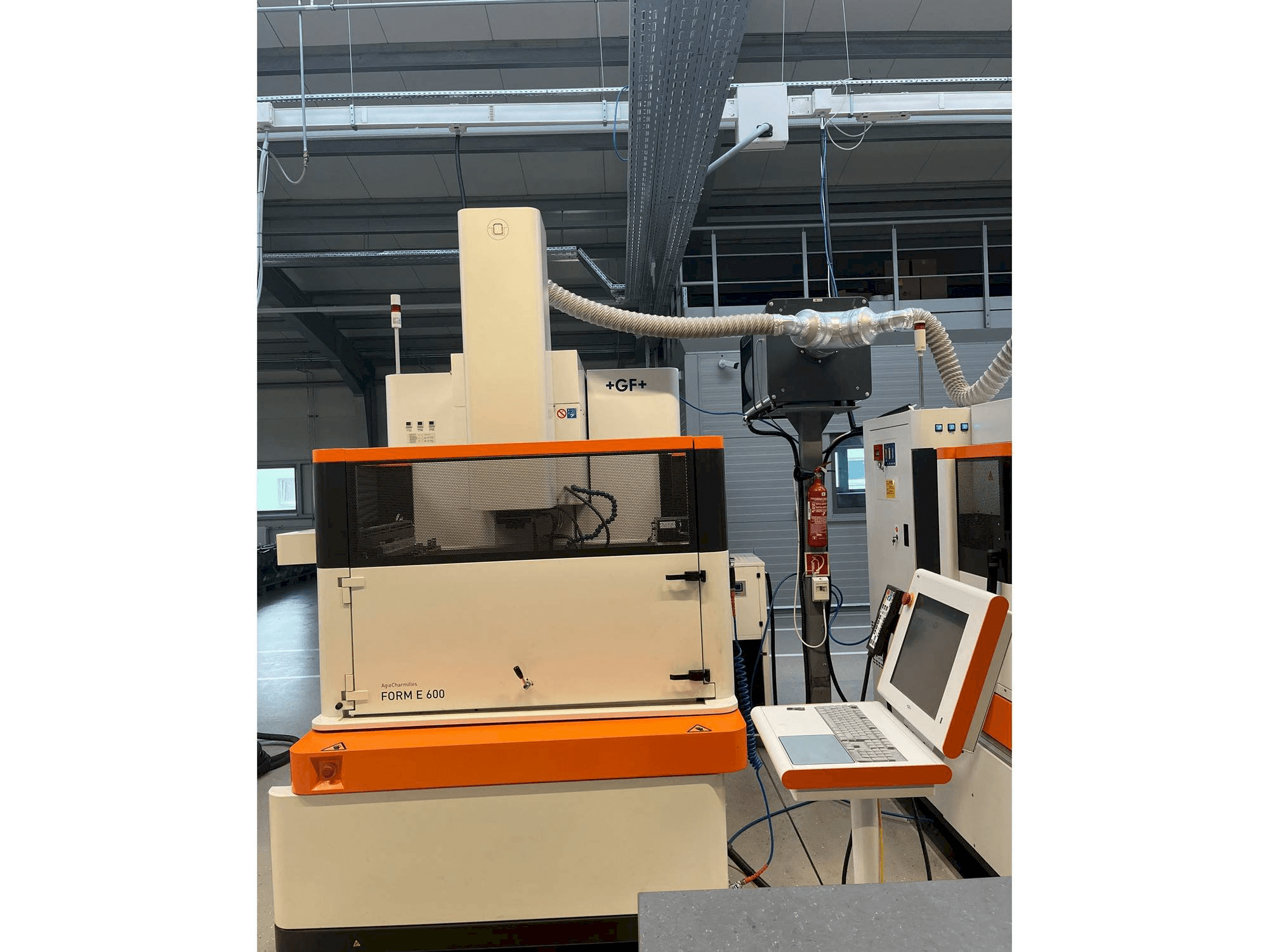 Vista frontale della macchina +GF+ Form E600