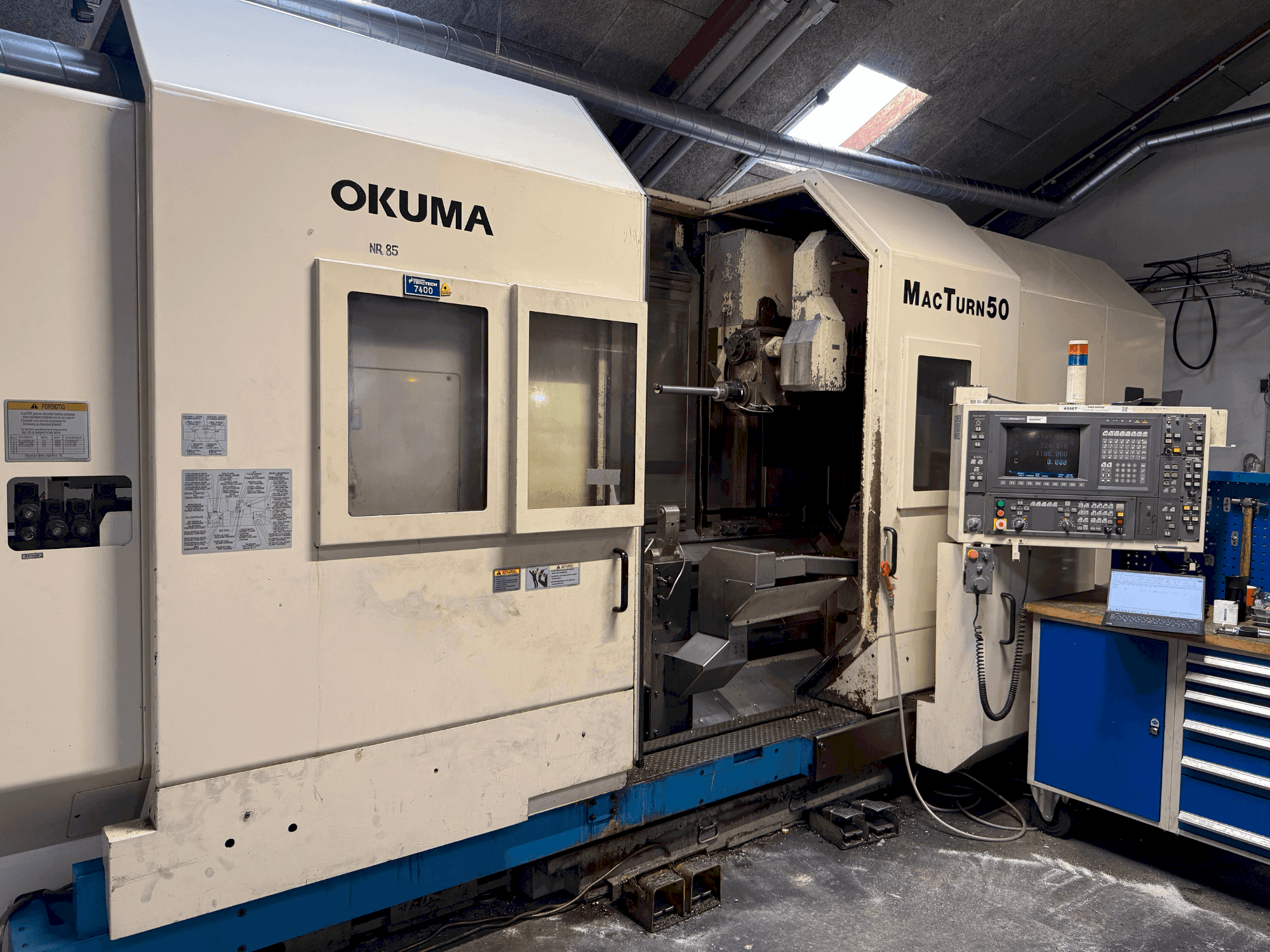 Vista frontale della macchina Okuma MacTurn 50