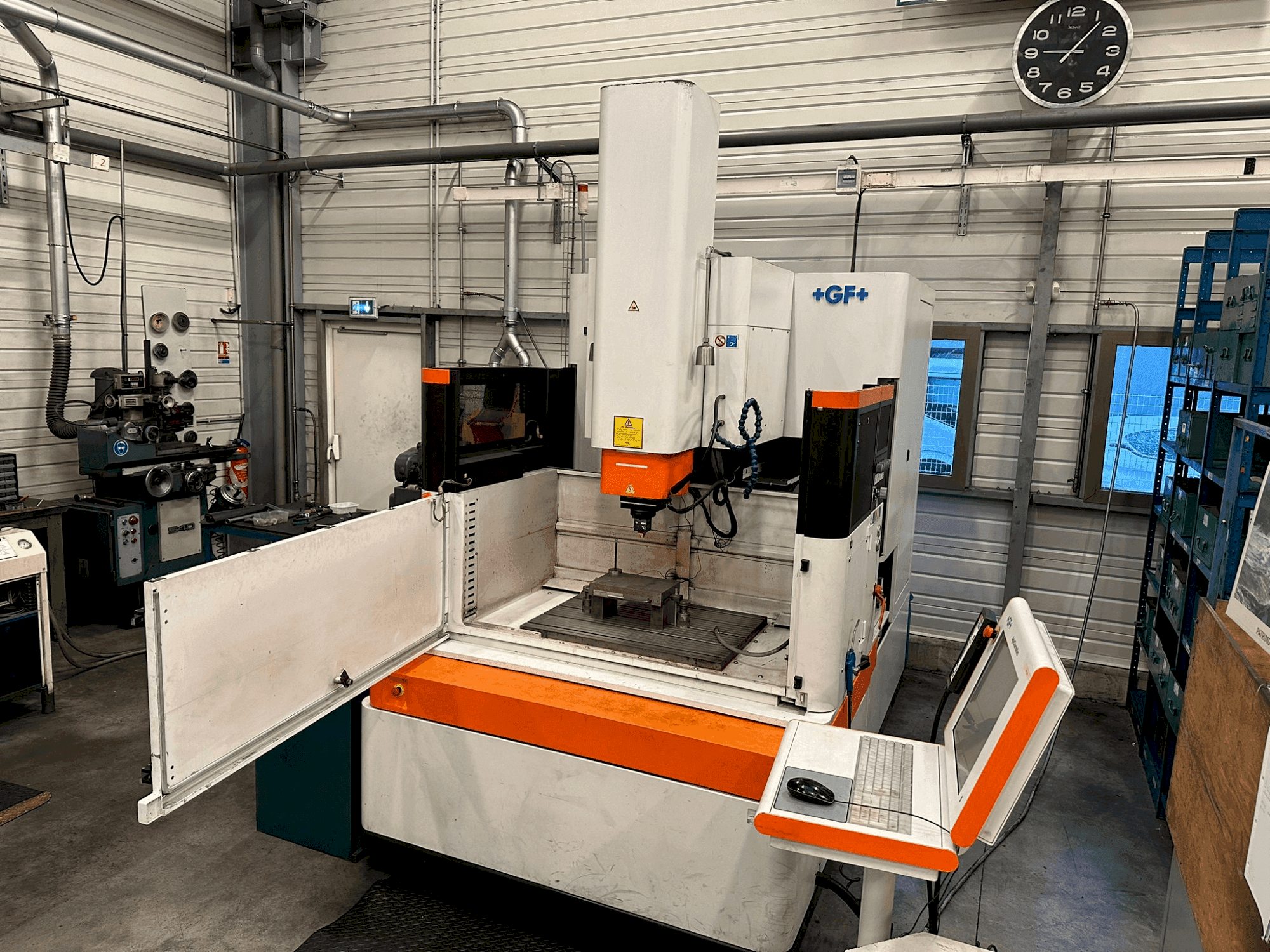 Vista frontale della macchina AgieCharmilles FORM 30