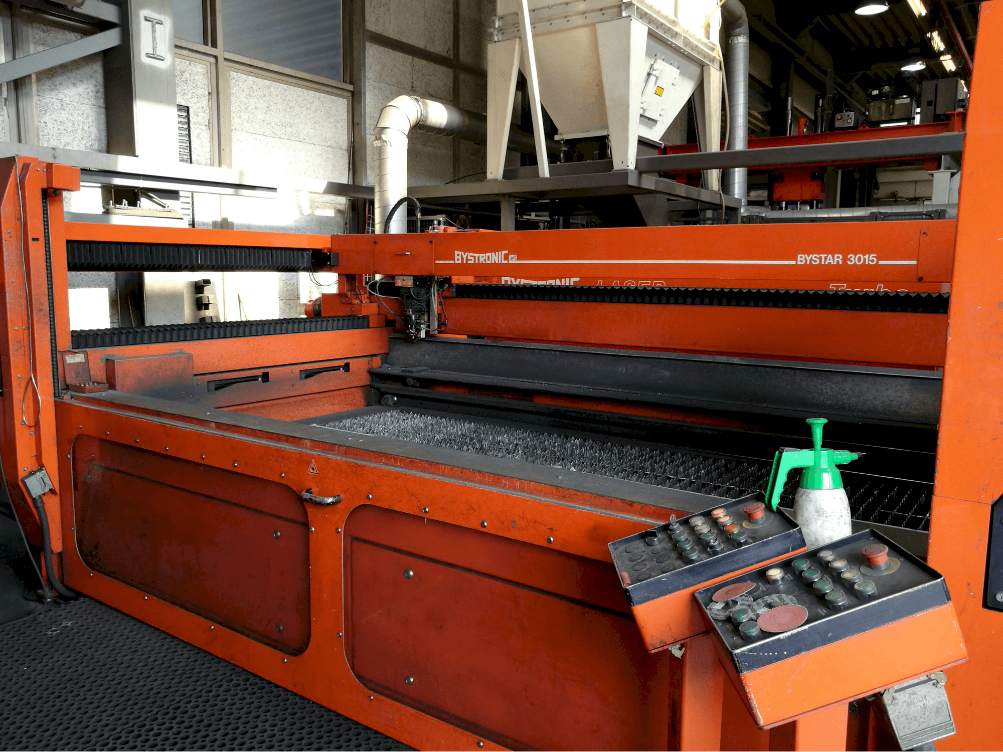 Vista lato destro della macchina Bystronic Bystar 3015