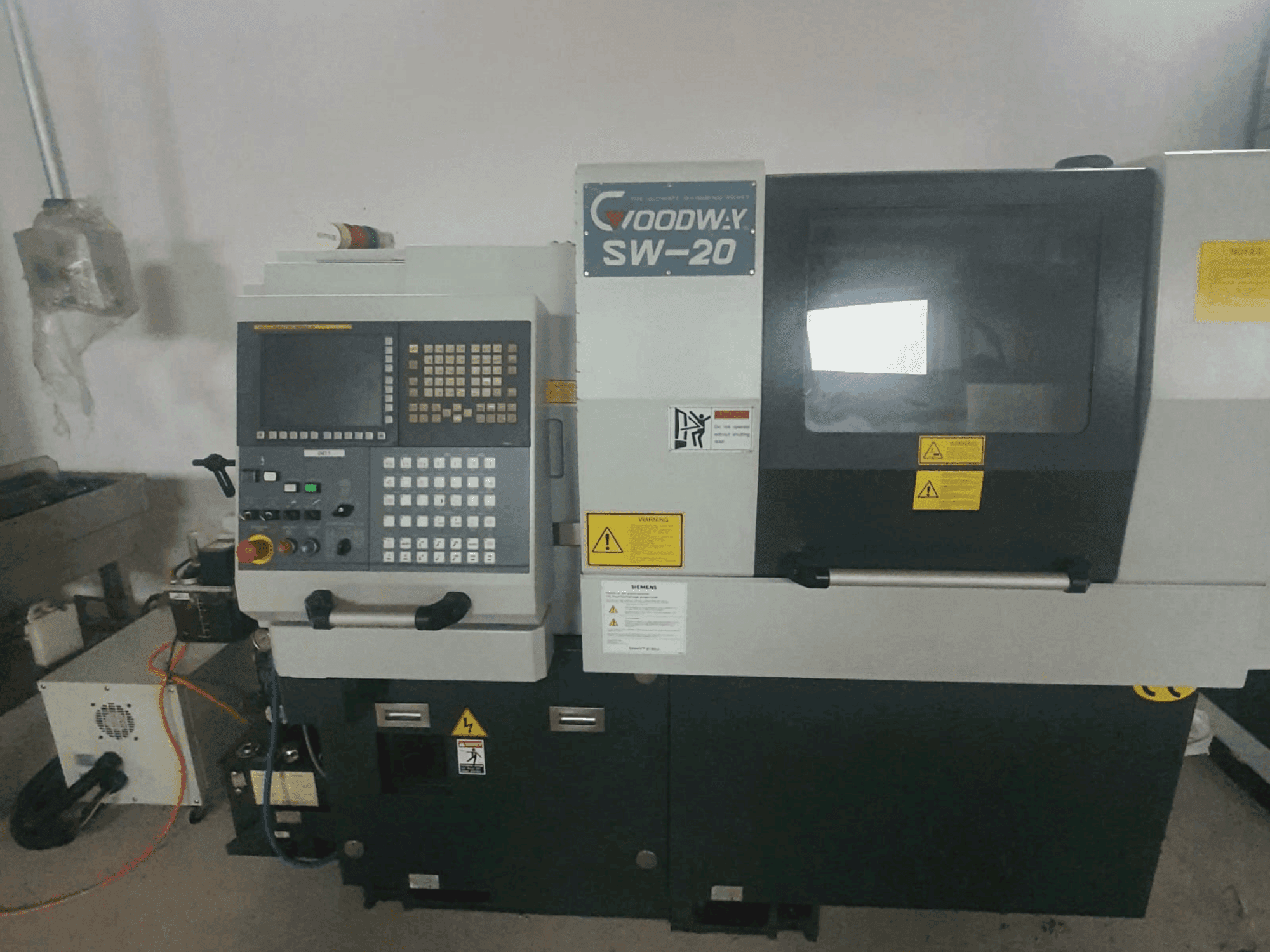 Vista frontale della macchina Goodway SW-20