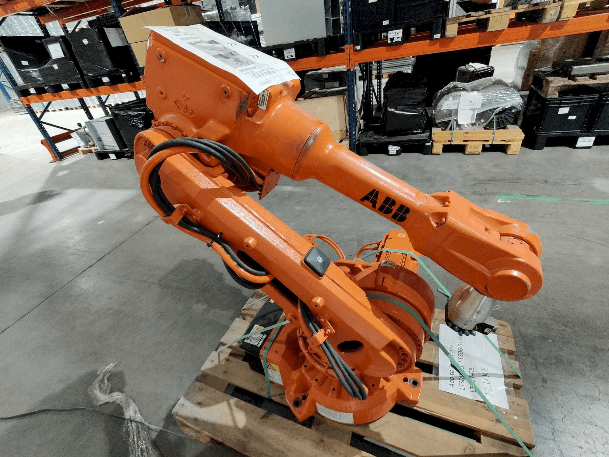 Vista frontale della macchina ABB IRB 2600 M2004