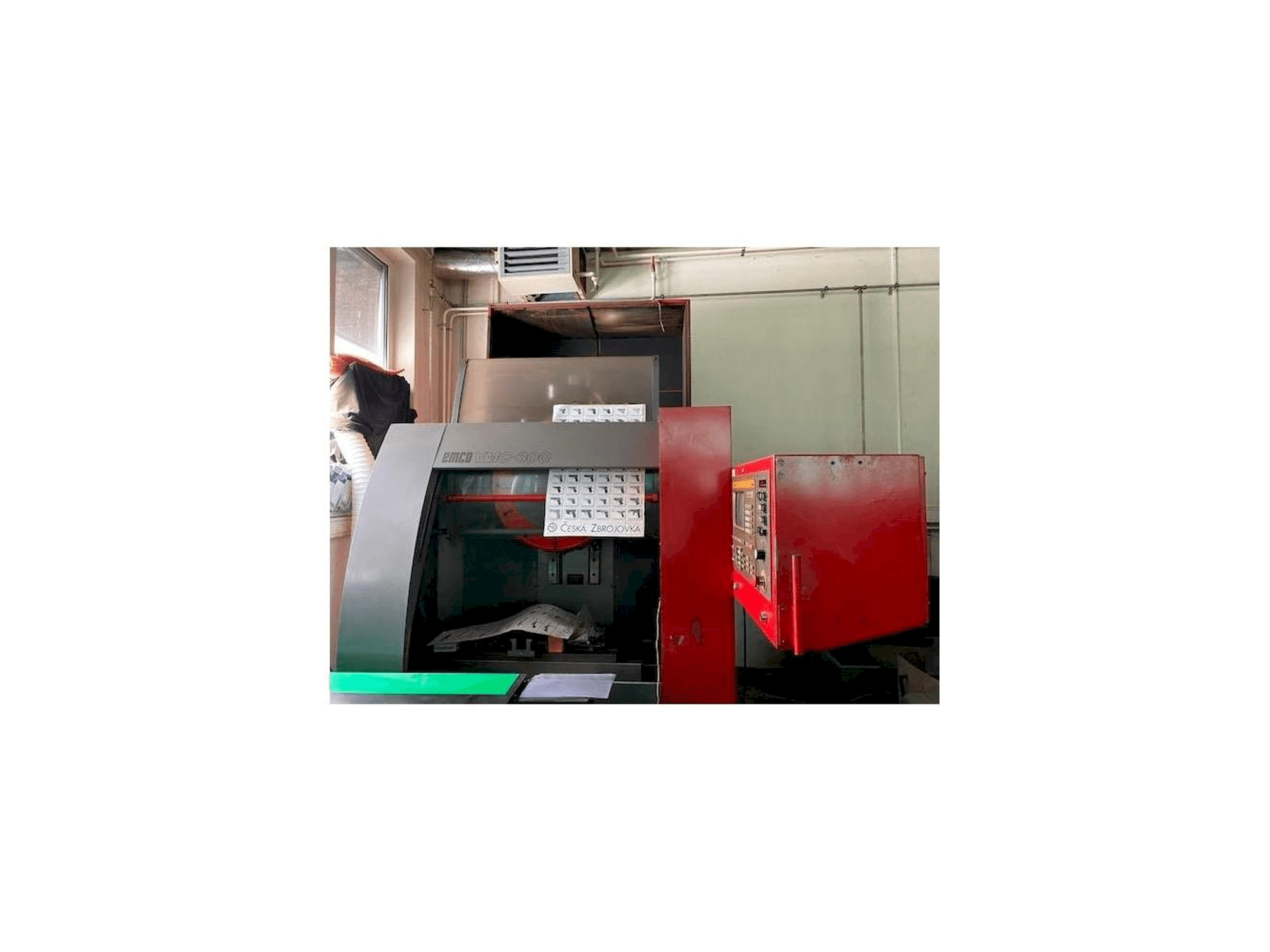 Vista frontale della macchina EMCO VMC 300