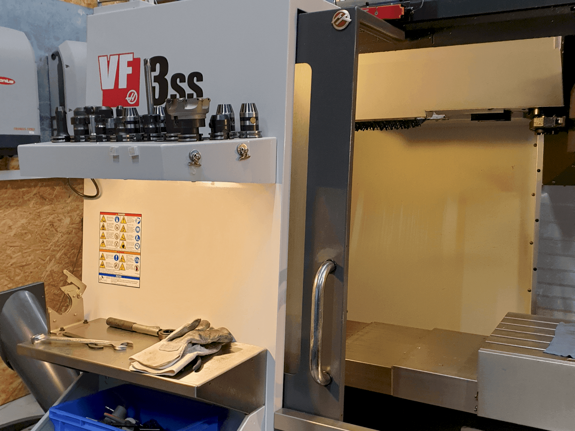 Vista frontale della macchina HAAS VF-3SS