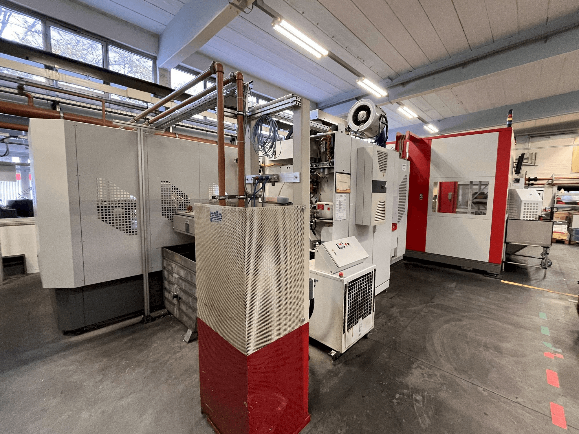 Vista frontale della macchina HERMLE RS1 Robot System