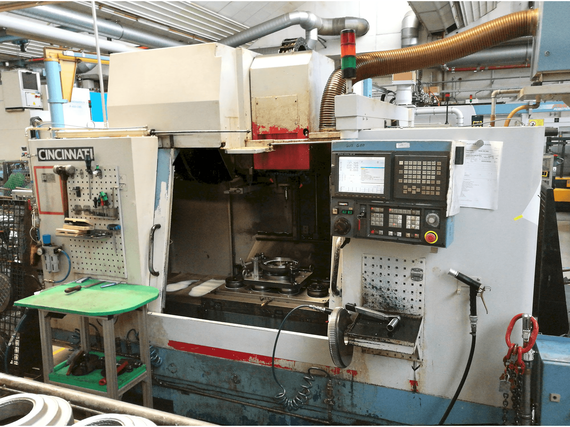 Vista frontale della macchina Cincinnati Sabre 1000